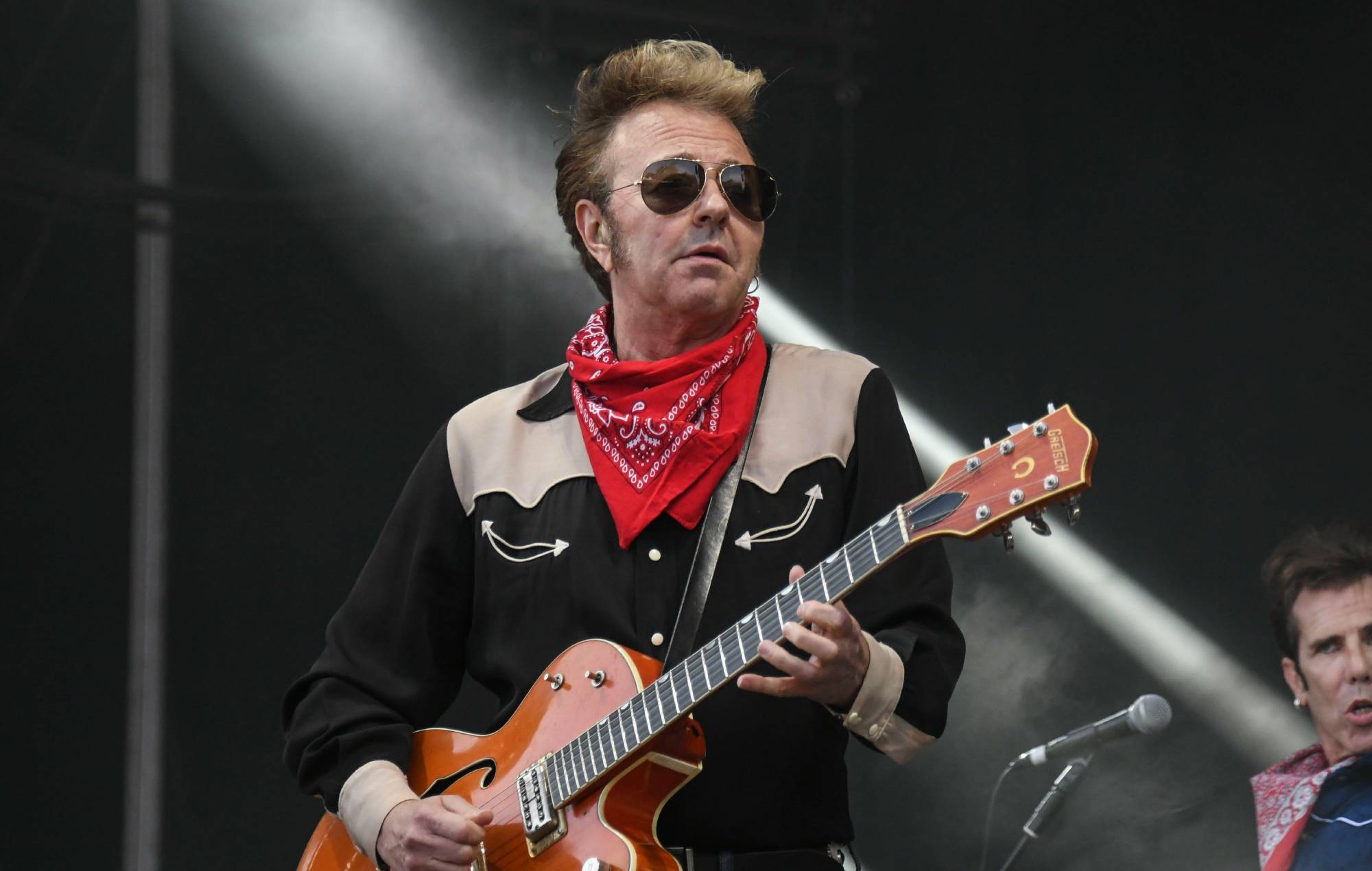 Stray Cats 'Brian Setzer afslører, at autoimmun sygdom har efterladt ham ude af stand til at spille guitar
