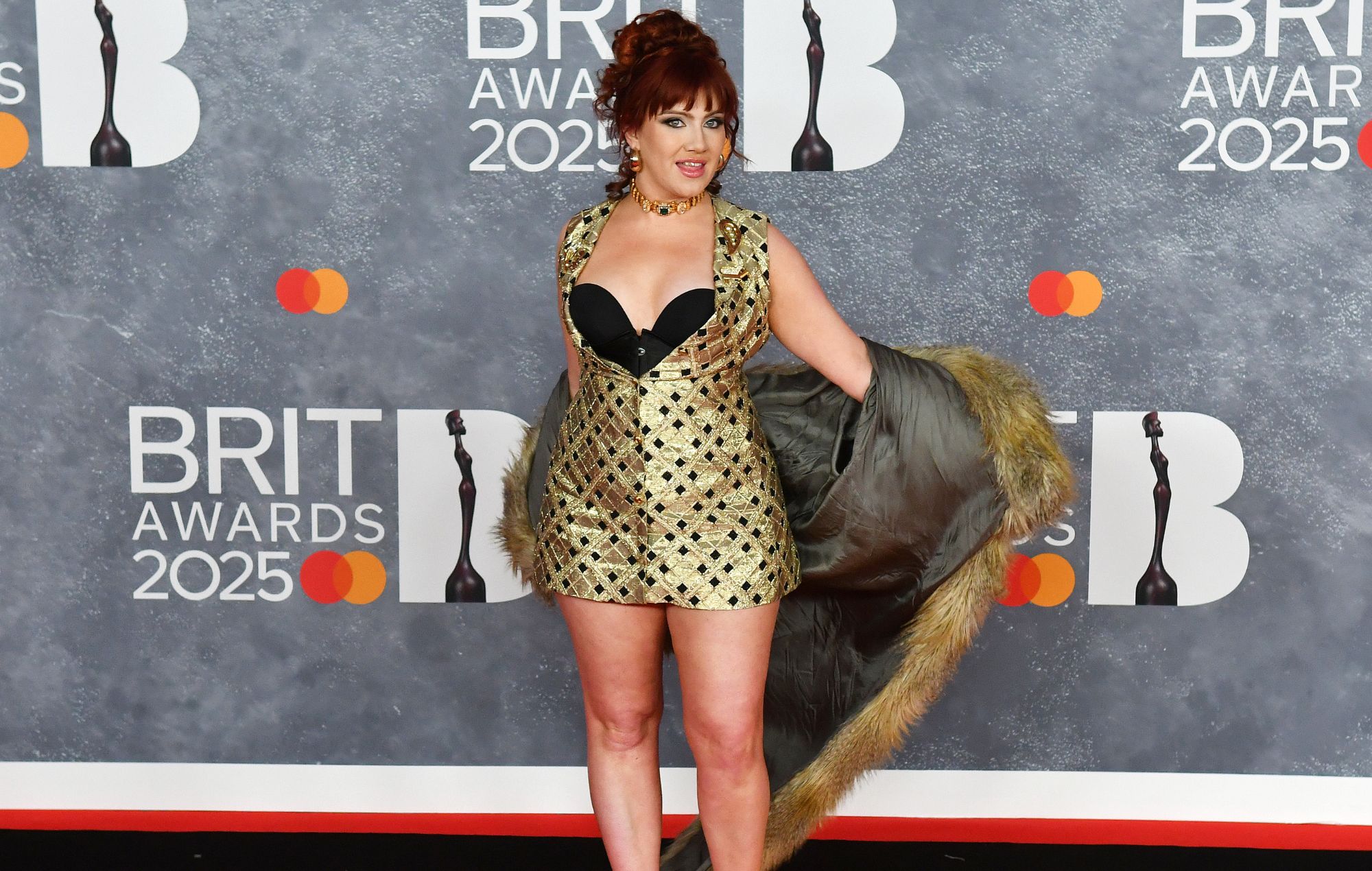 CMAT deltager i Brit Awards 2025