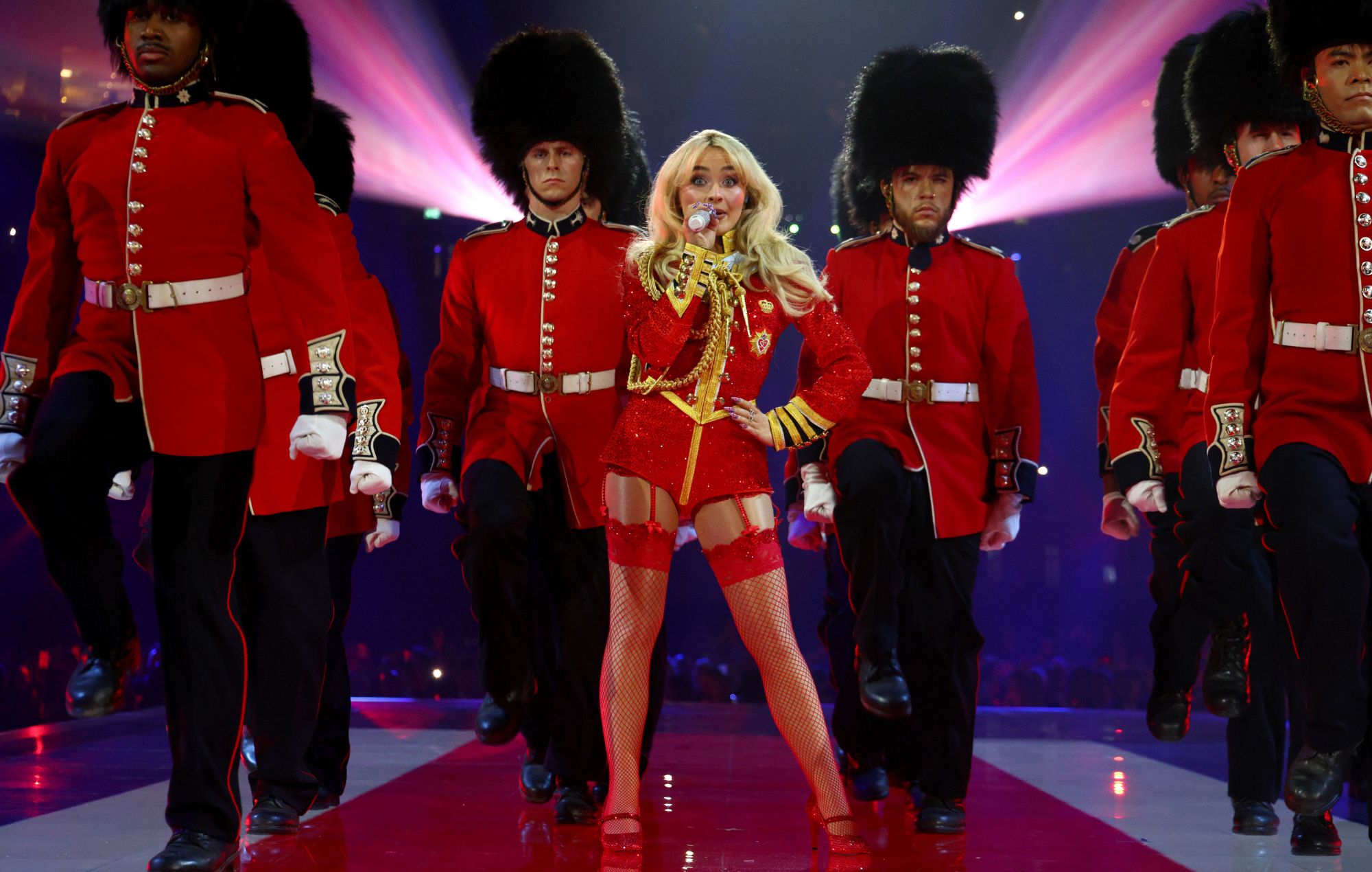 Sabrina Carpenter optræder på scenen under Brit Awards 2025 