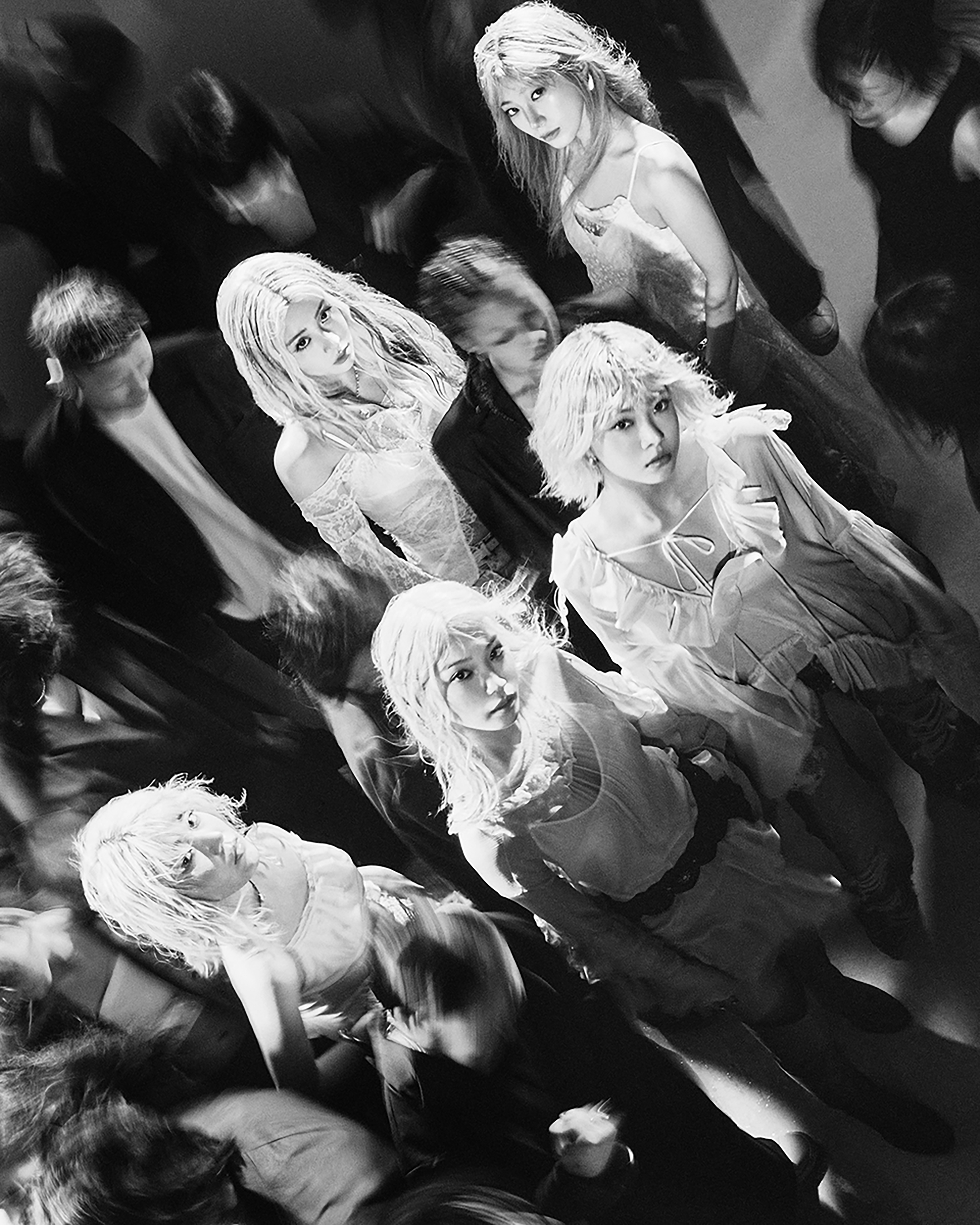 Le Sserafim fotograferet i sort / hvid, foto af kildemusik