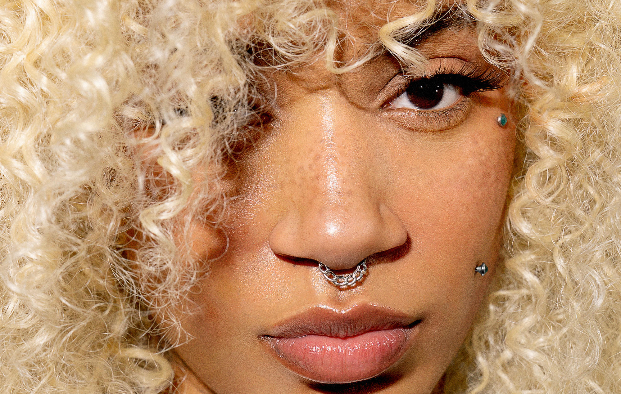 En lysstråle, der splejses gennem hyperaktiv synth -kaos