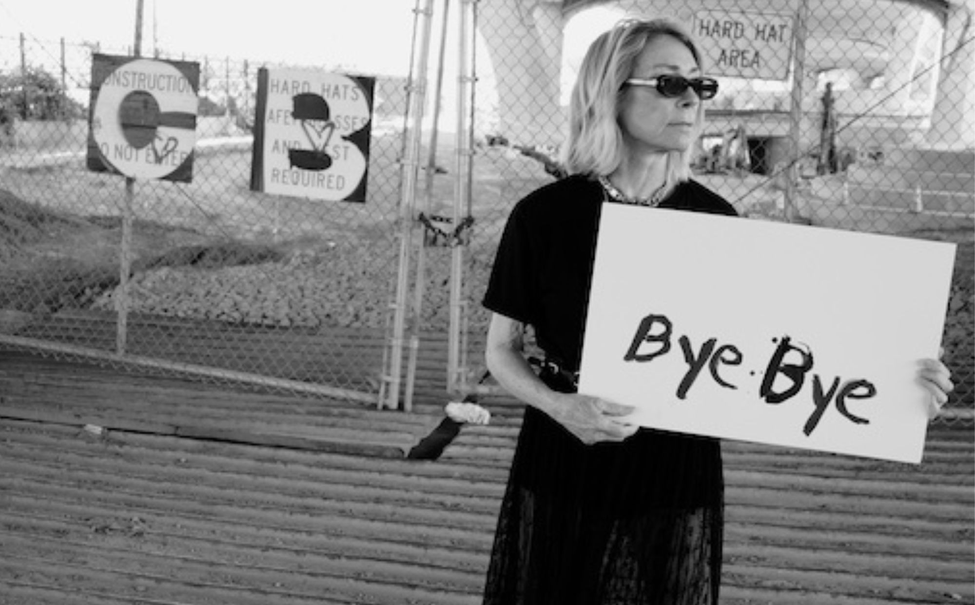 Kim Gordon deler 'Bye Bye 25!' Med ord forbudt af Donald Trump