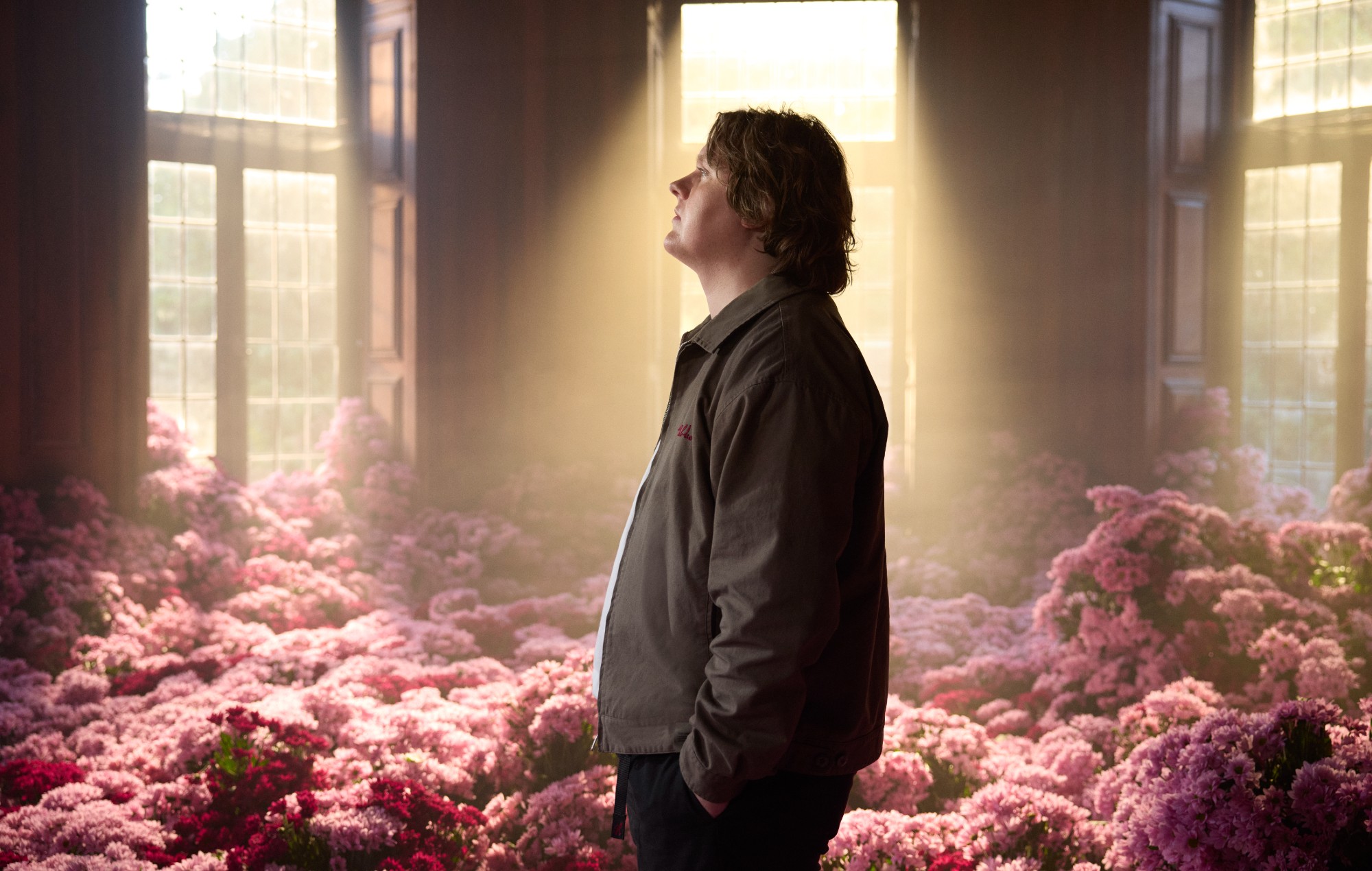 Lyt til Lewis Capaldis magtfulde nye single 'Survive' foran rygtet om hemmelig Glastonbury -sæt