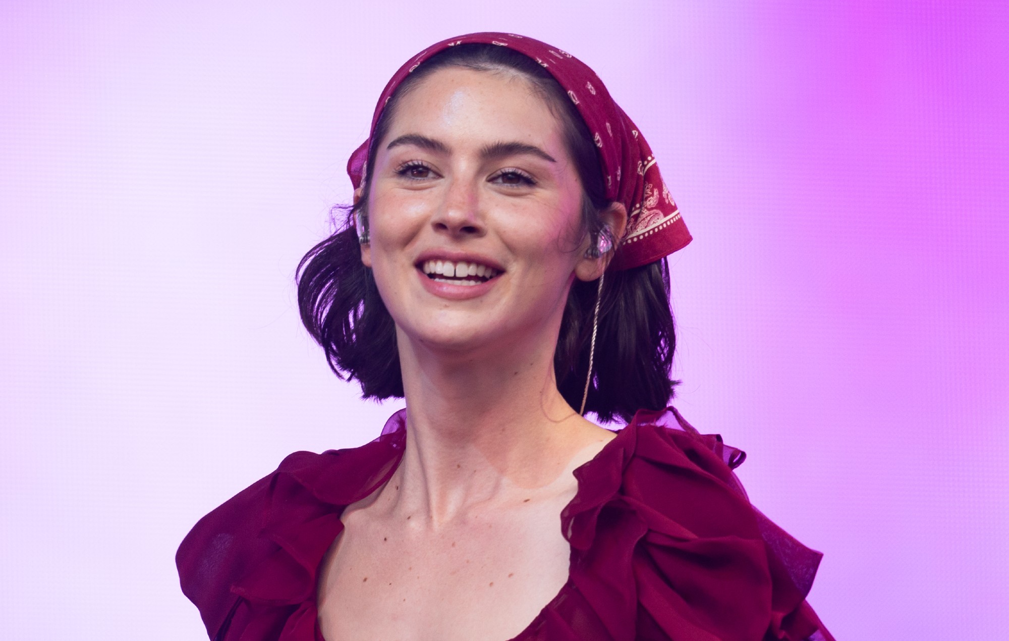 Se Gracie Abrams Lever viral 'Apple' dans på Charli XCX's Glastonbury 2025 Set