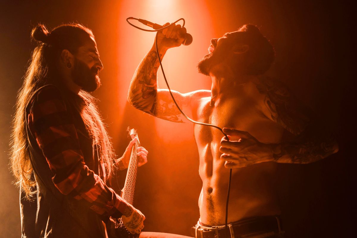 Axl Rose falder på scenen