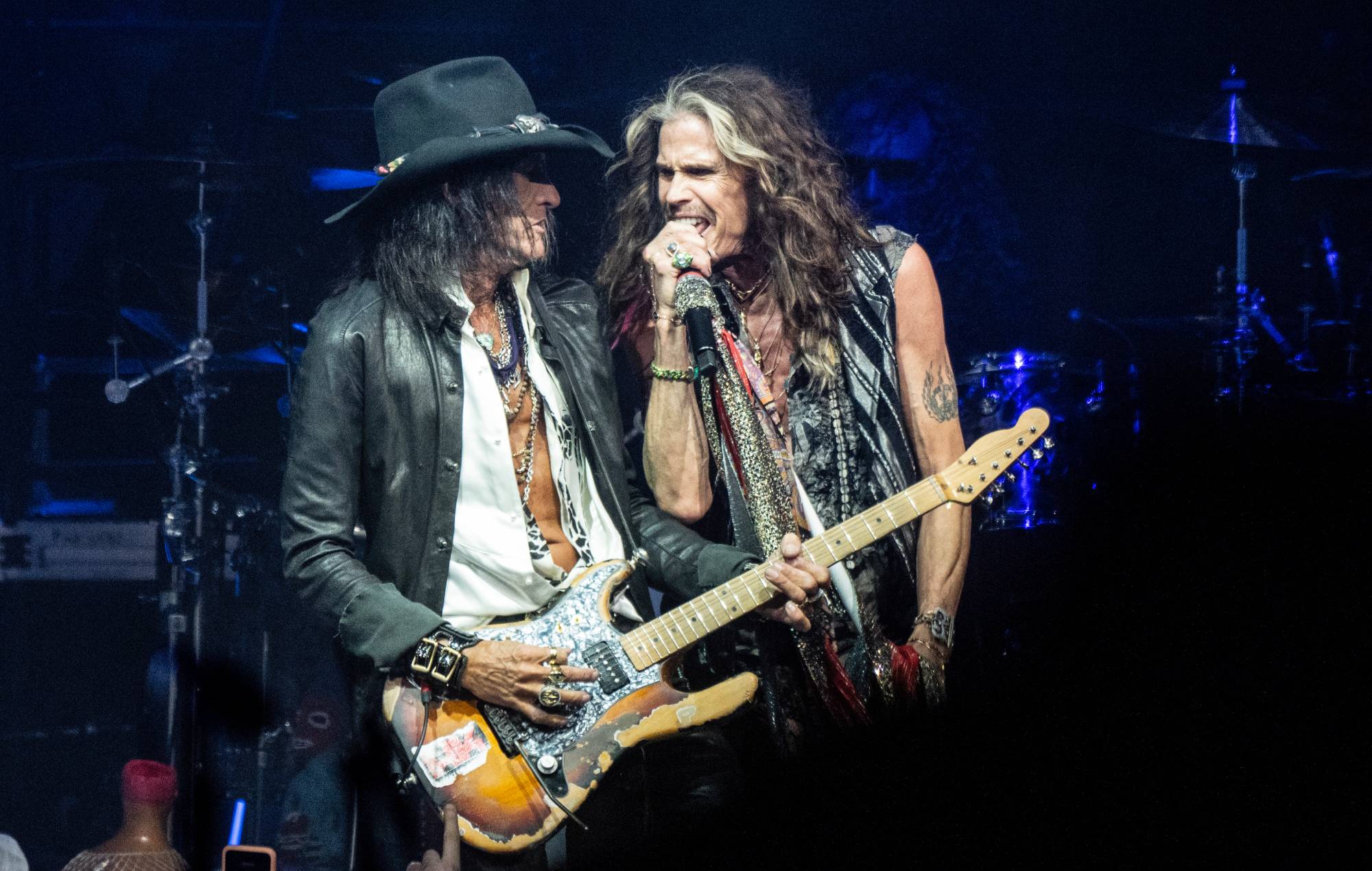 Joe Perry siger, at Aerosmith "taler om" genforening for at spille sammen igen