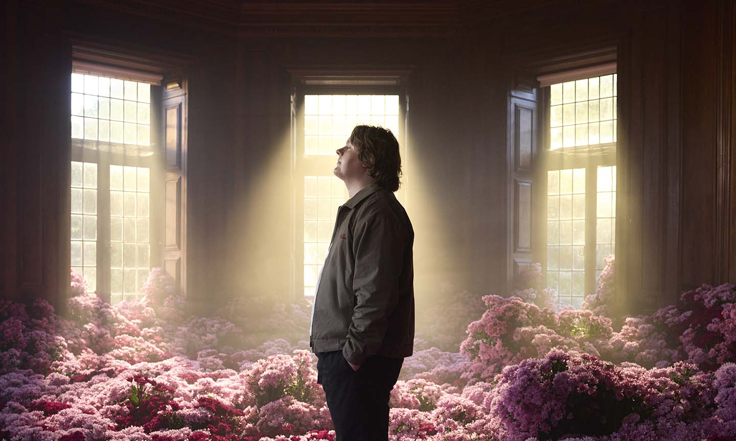 Lewis Capaldi gør en overraskende tilbagevenden på Glastonbury