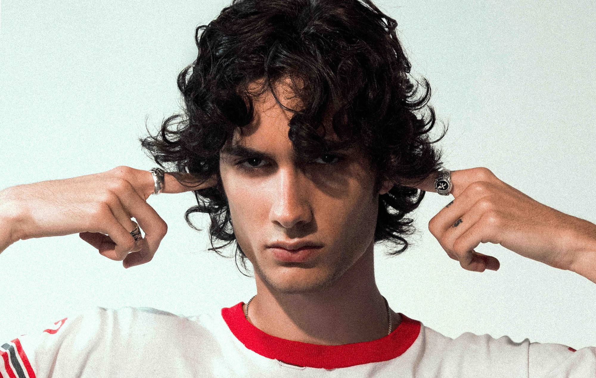 Sombr - 'Jeg kender næppe hendes' anmeldelse: Smirkende trist dreng pop