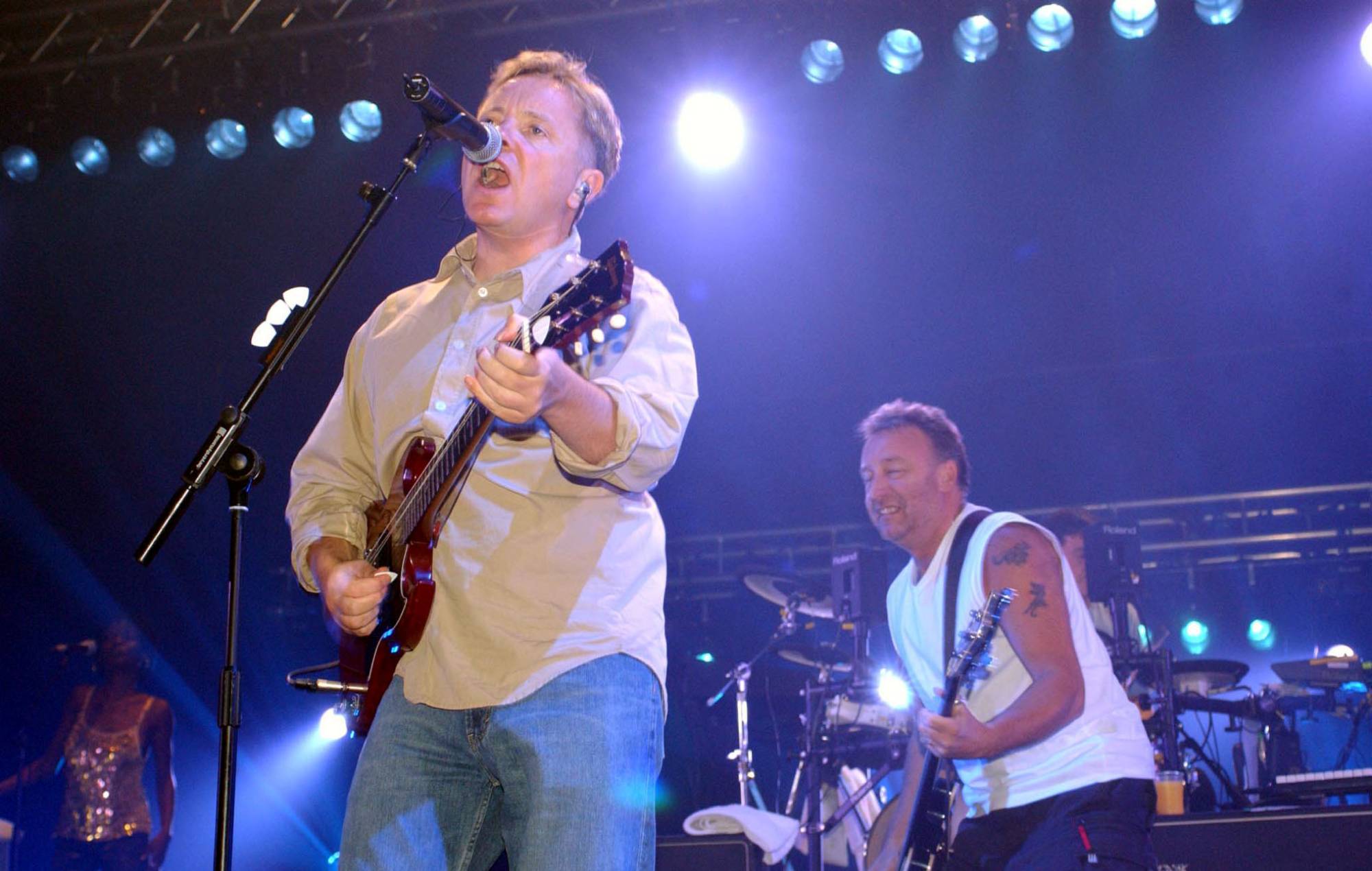 Bernard Sumner og Peter Hook of New Order, der optræder på 'Get Ready' -turen i 2001 på Londons Brixton Academy (foto af Yui Mok - PA -billeder/PA -billeder via Getty Images)