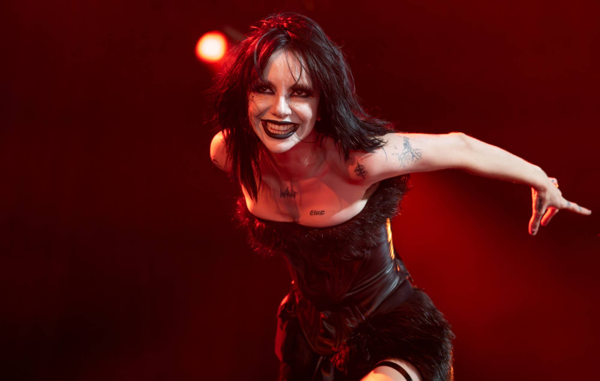 Bambie Thug optræder på scenen under Lowlands Festival 2025 (foto af Dimitri Hakke/Redferns)