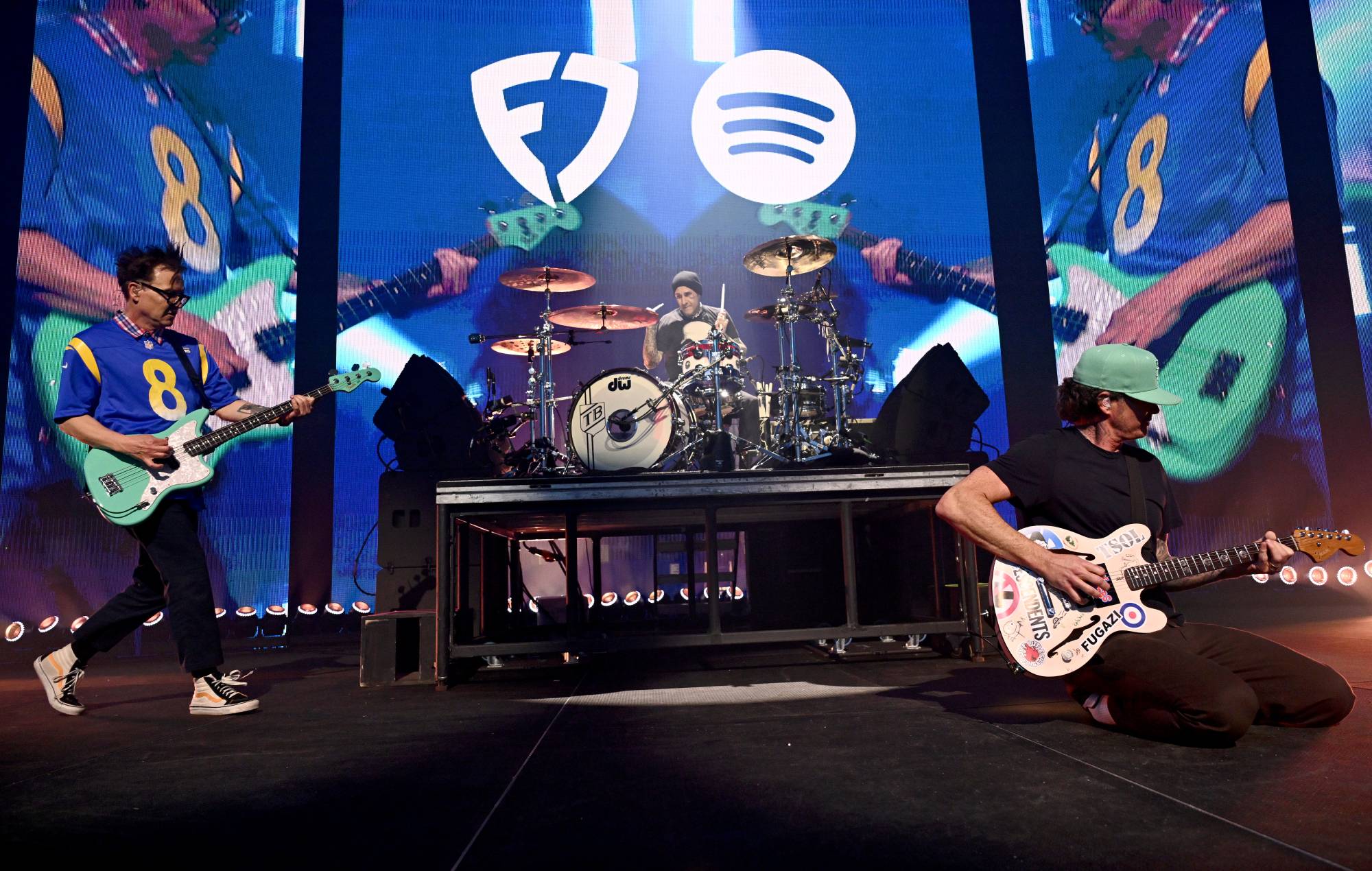 Blink-182 sammen med efterkommere 'Stephen Egerton og genforenes med alkalisk trio Matt Skiba på Riot Fest 2025