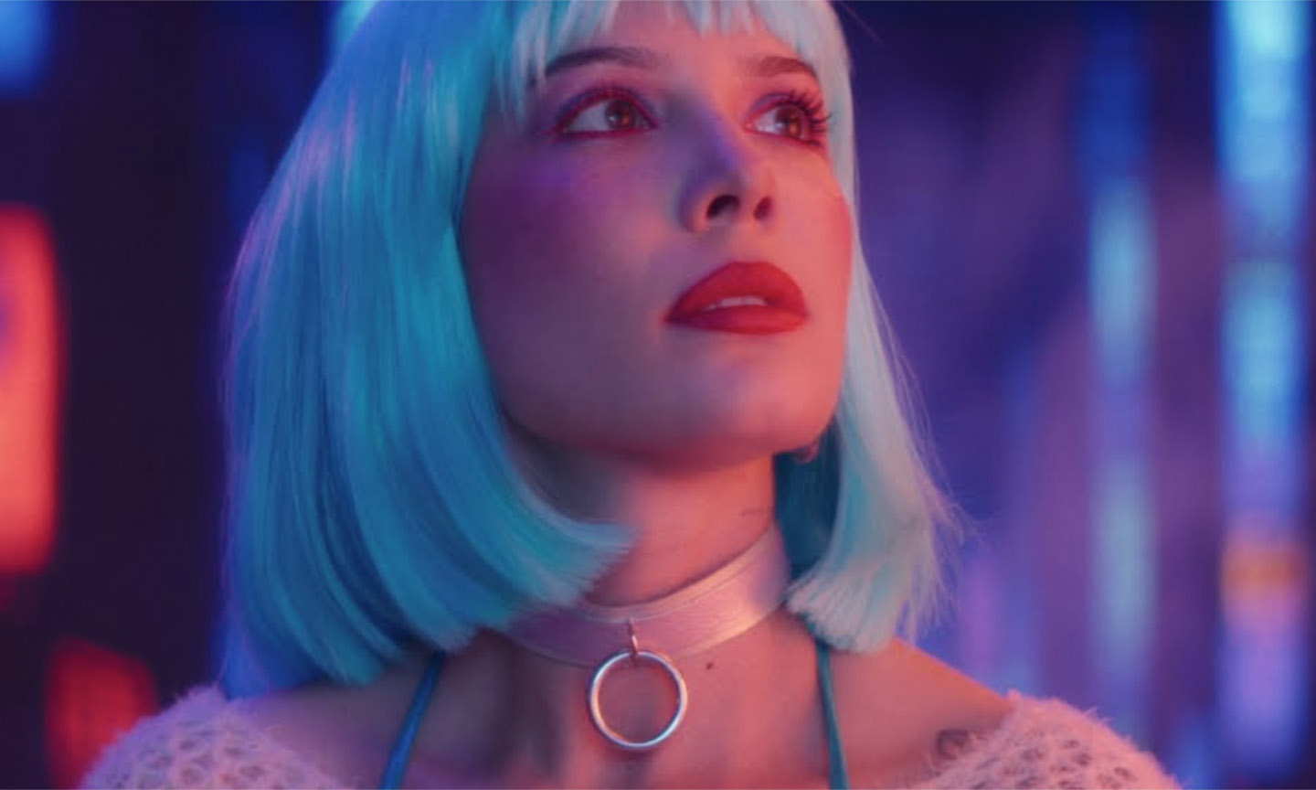 Halsey fortsætter 'Badlands' 10 -års jubilæum med 'Drive' musikvideo