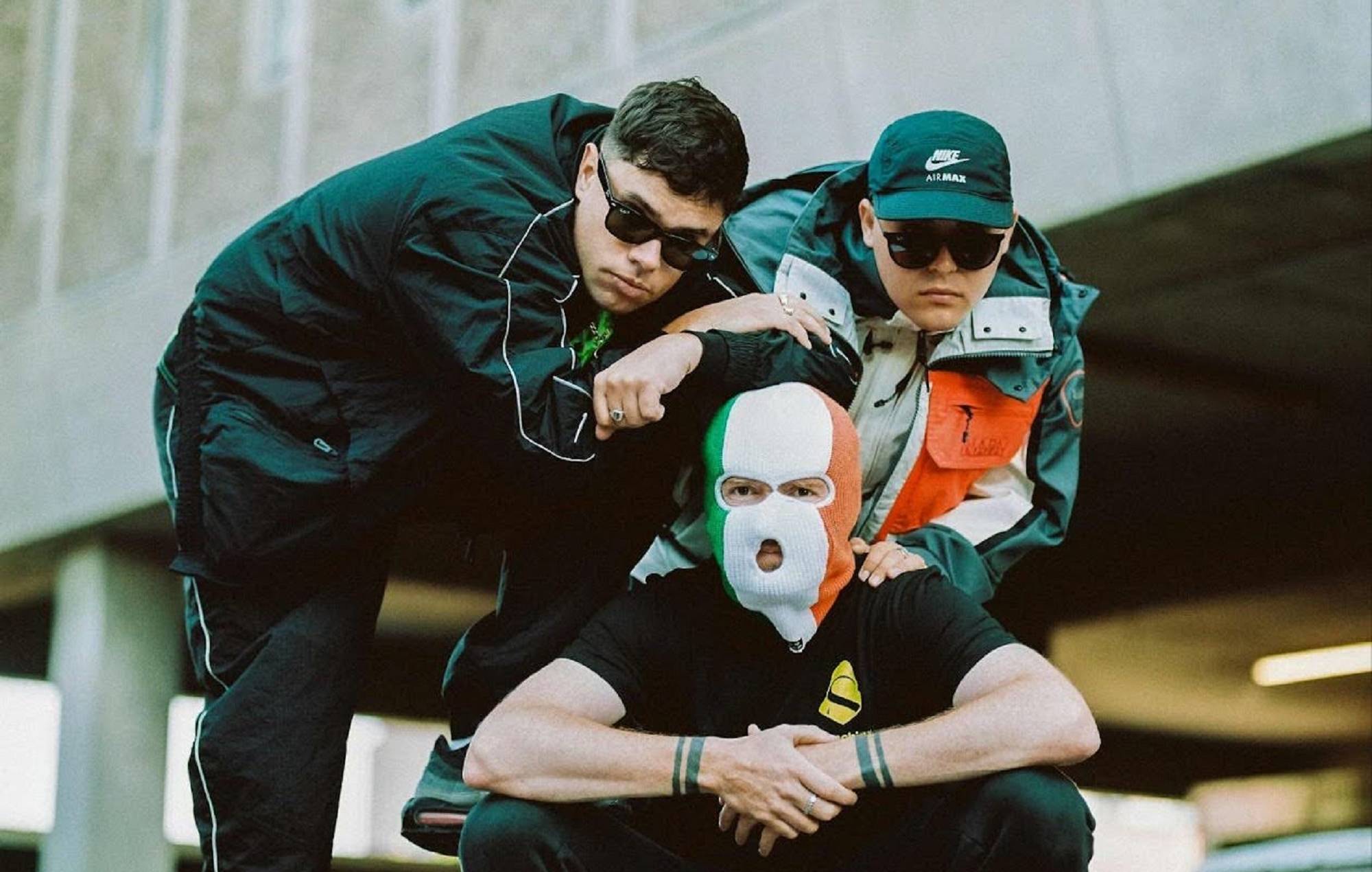 Knecap lancering Juridisk angreb på den canadiske parlamentsmedlem Vince Gasparro for "helt usande og dybt ondsindede" kommentarer, da bandet forhindrede fra at komme ind i Canada