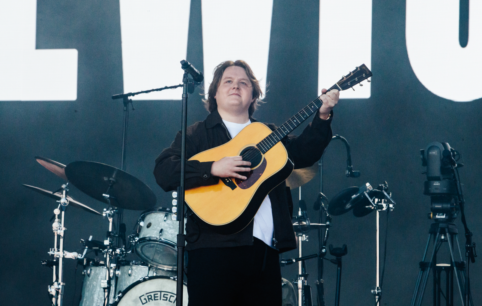 Lewis Capaldi deler inderlig ny singel 'noget i himlen'