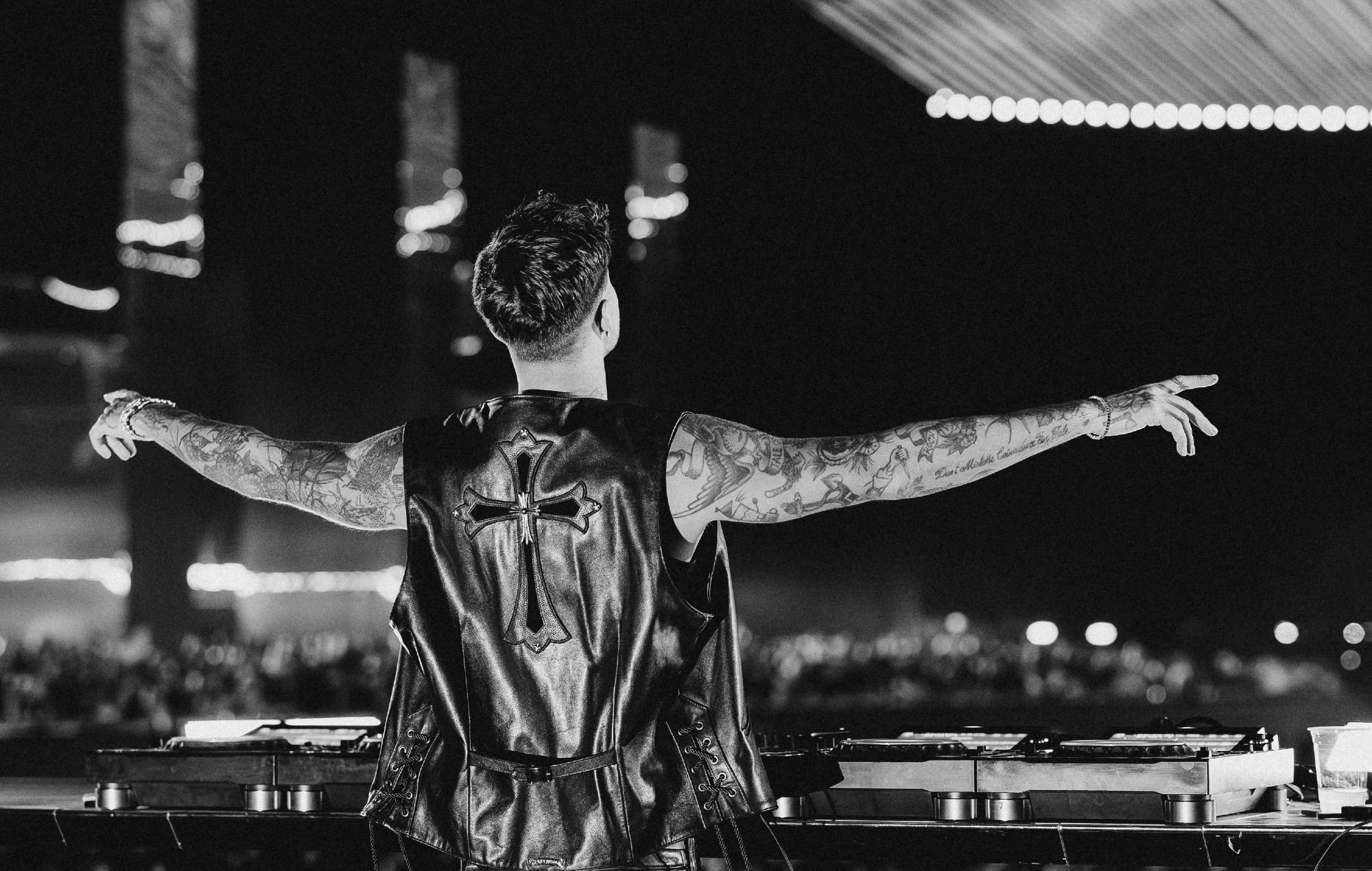 Anyma optræder live.