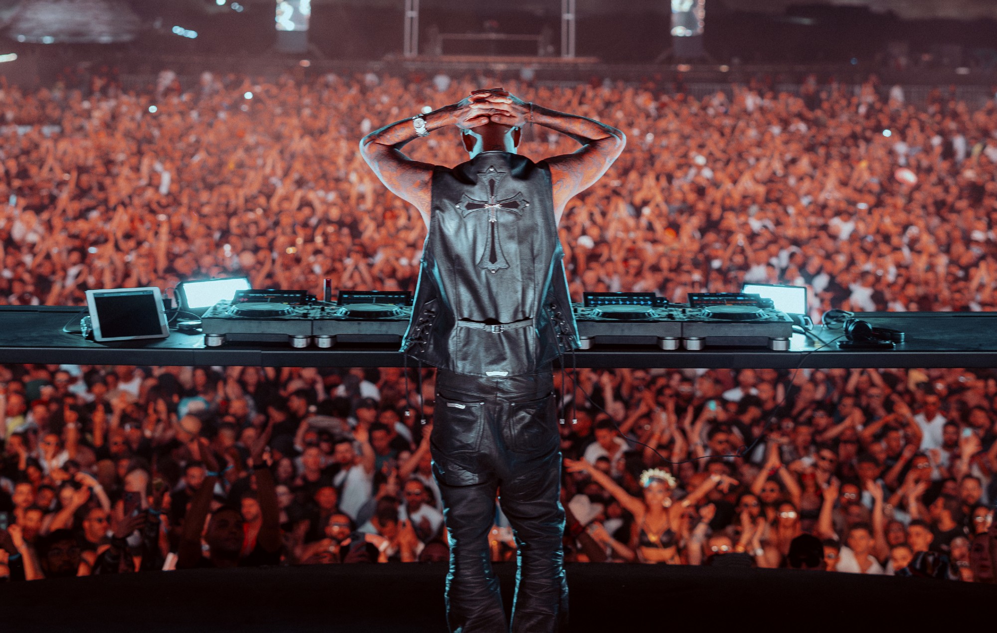 Anyma optræder live.