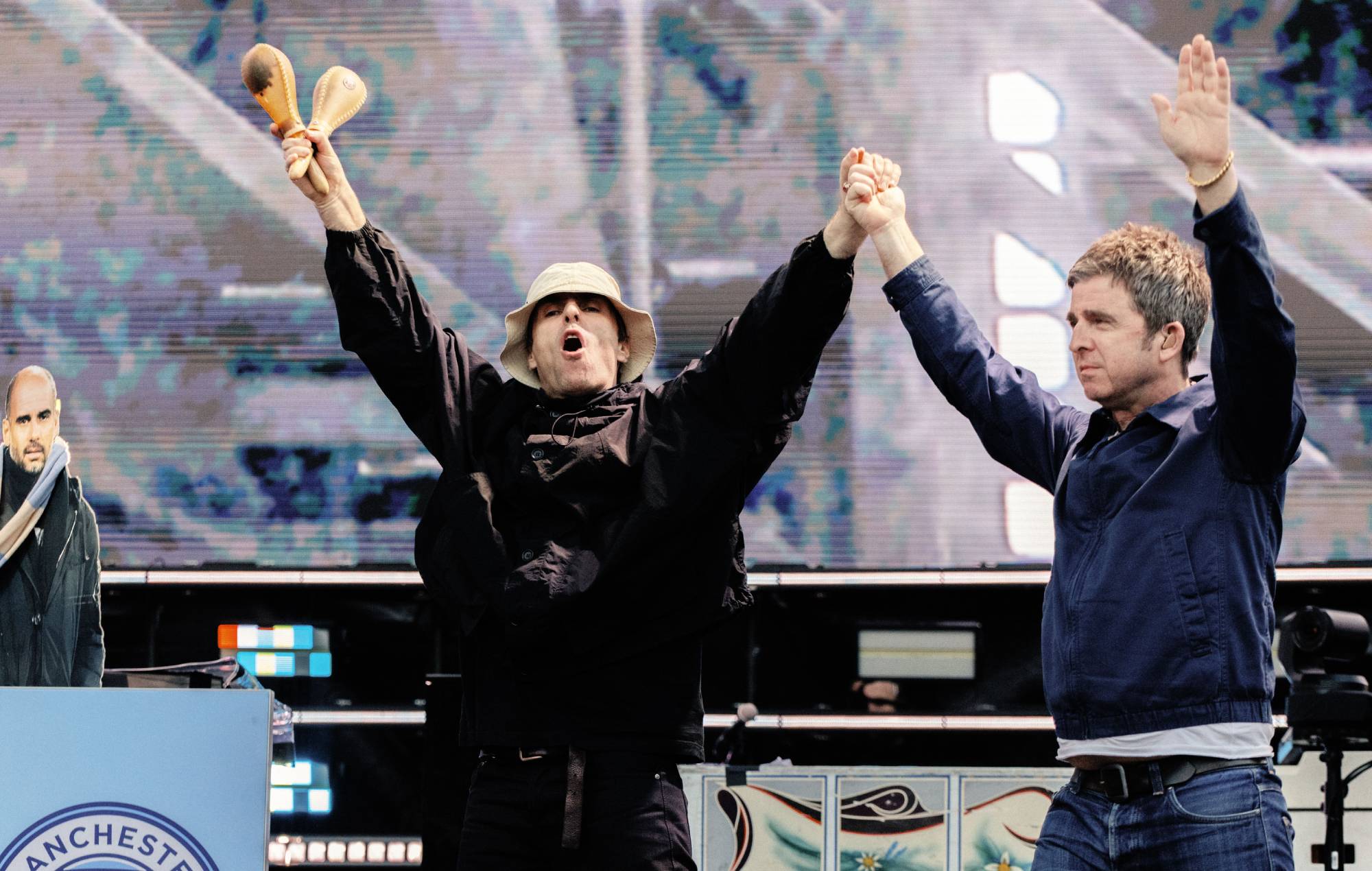 Oasis vil spille Knebworth næste sommer, siger britisk peer, før han går tilbage til påstandene