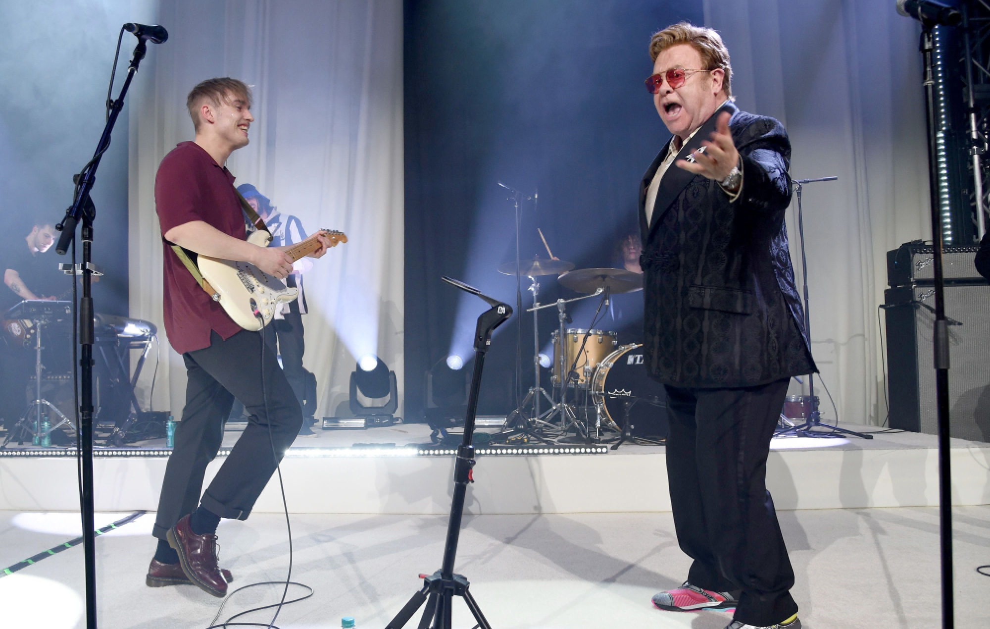 Sam Fender annoncerer ny single 'Talk to You' med "Legend" Elton John spiller klaver