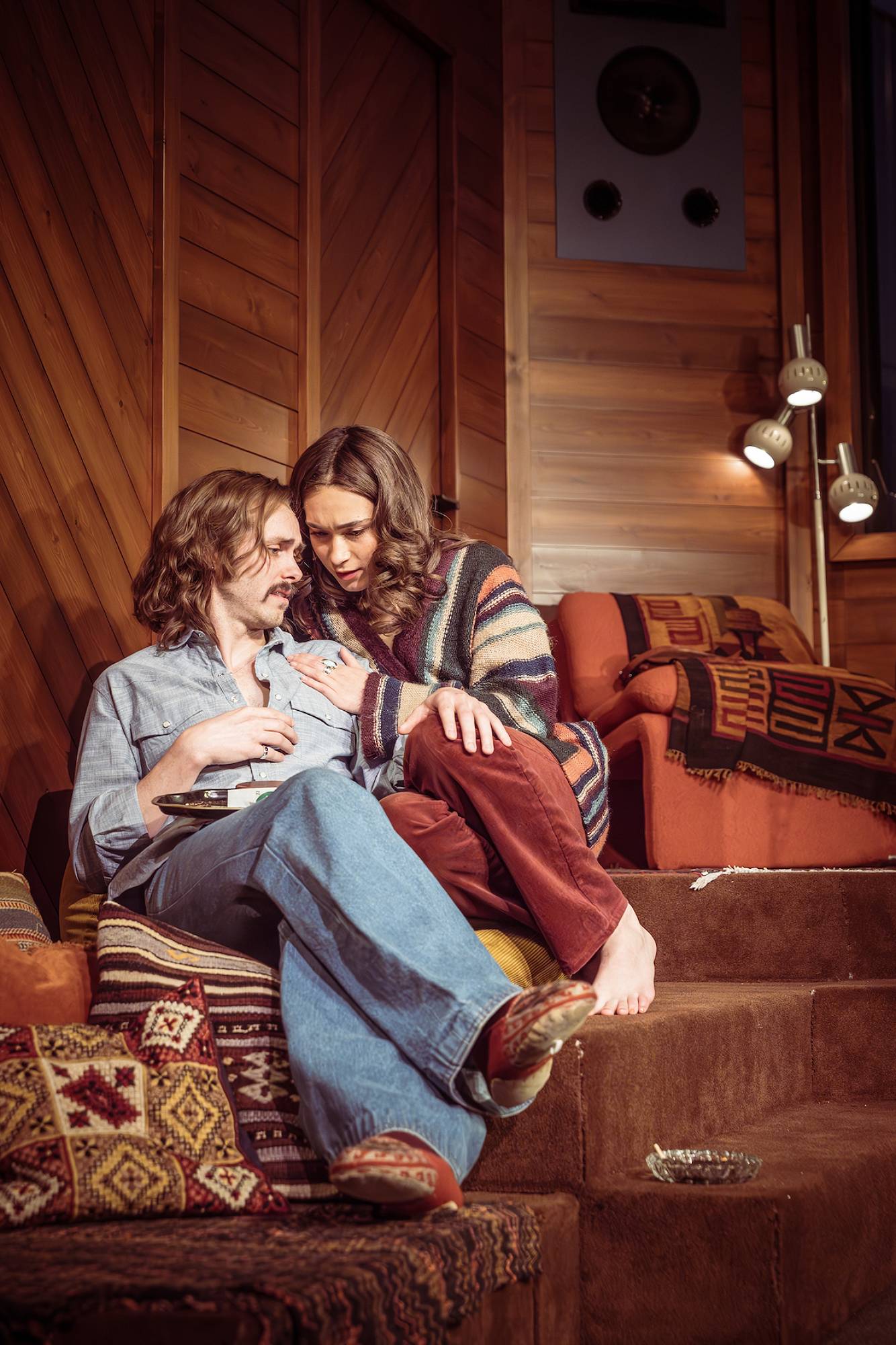 Medvirkende i 'Stereophonic': Jack Riddiford og Lucy Karczewski. Kredit: Marc Brenner - 07265