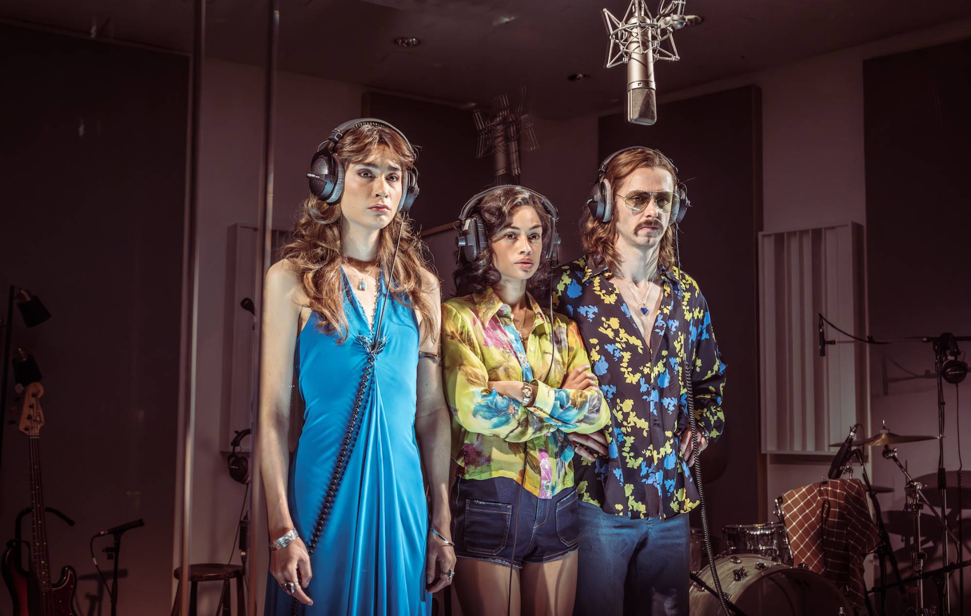 Medvirkende i 'Stereophonic': Lucy Karczewski, Nia Towle, Jack Riddiford. Kredit: Marc Brenner