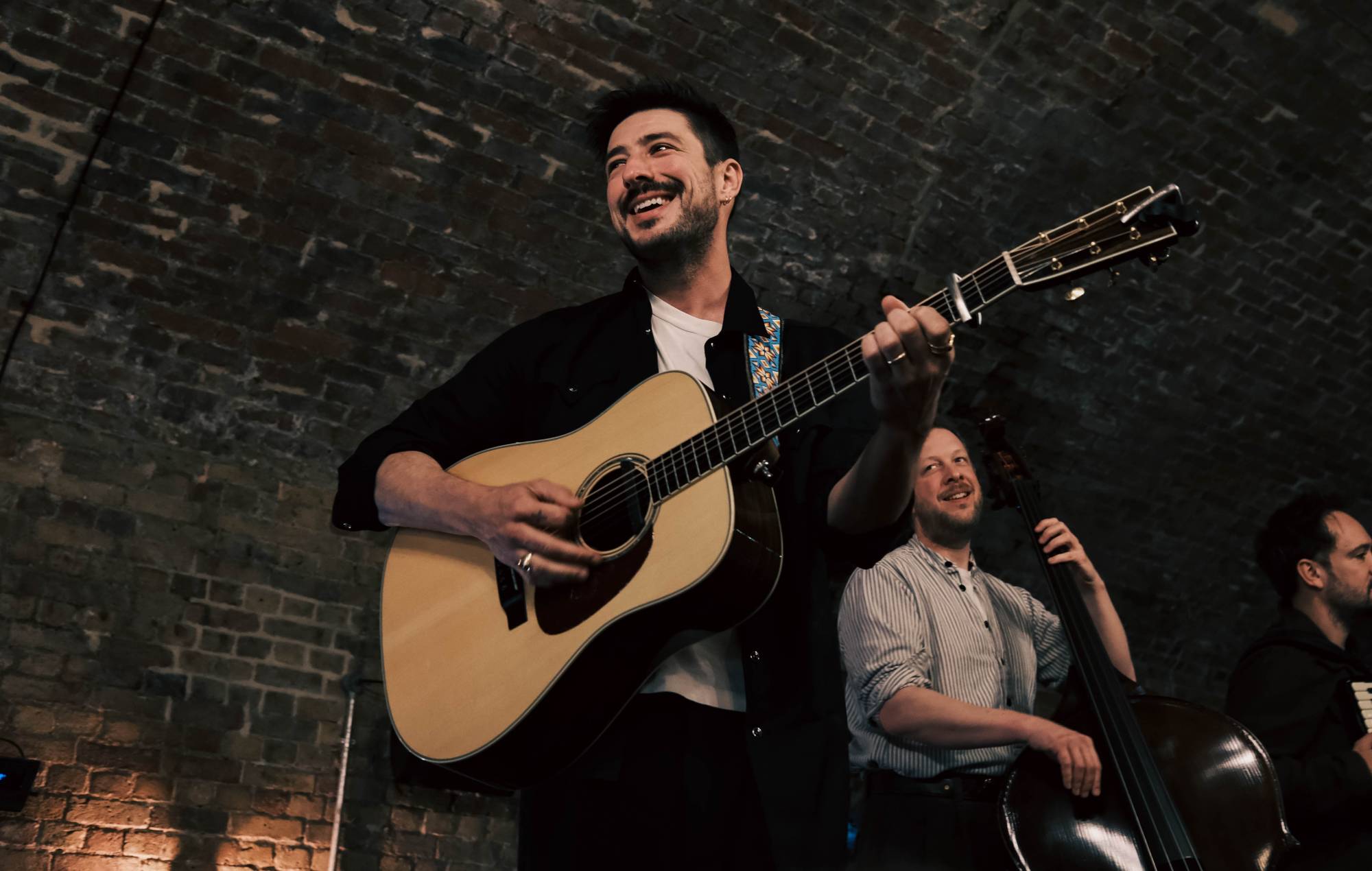 Mumford & Sons optræder på Flat Iron Square i det centrale London. Kredit: PRESS