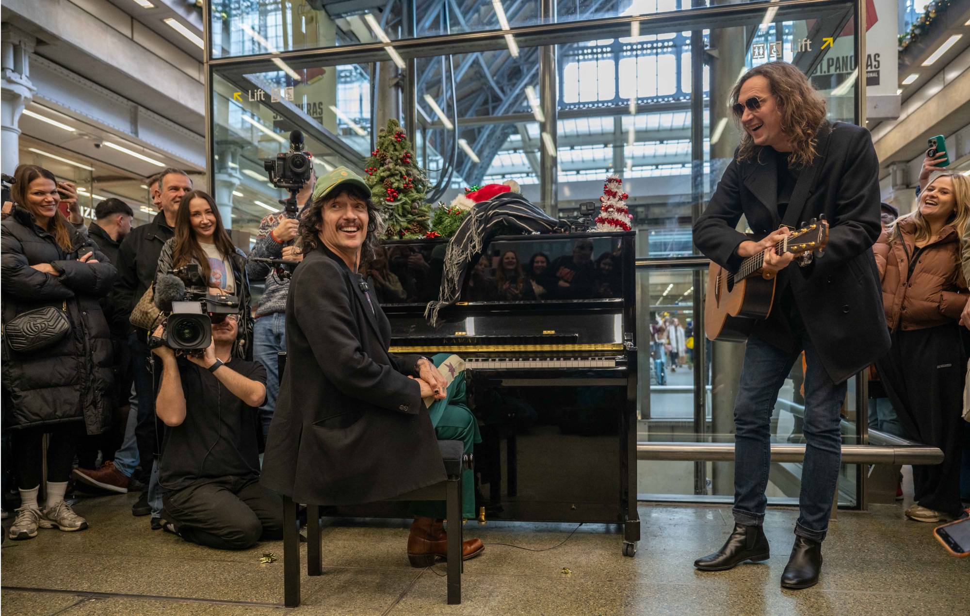 The Darkness om at være en del af julen og "et af de sidste ordentlige rock 'n' roll bands"