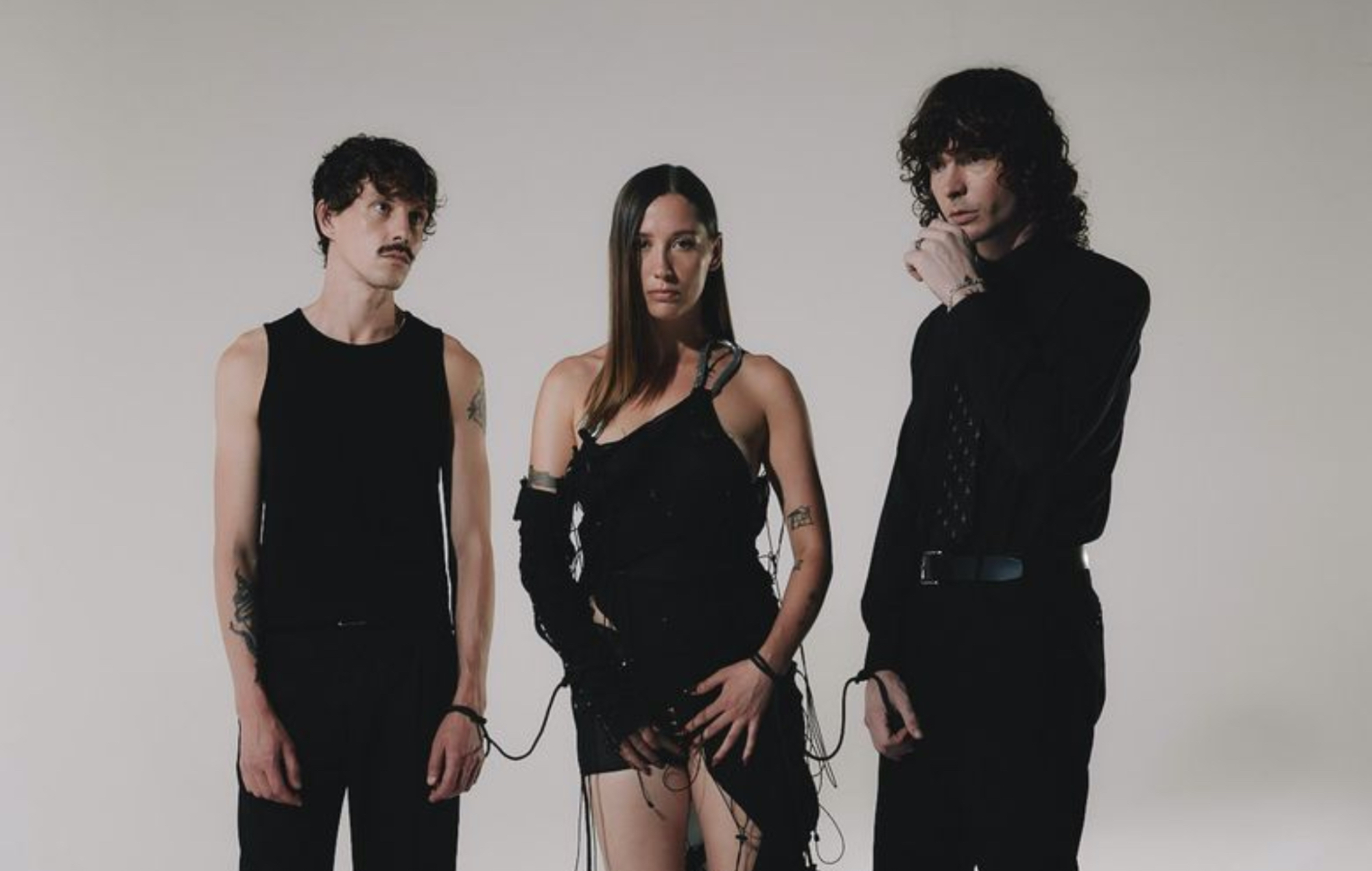 Lyt til Yonakas kraftfulde nye single 'Hit Me When I'm Sore'