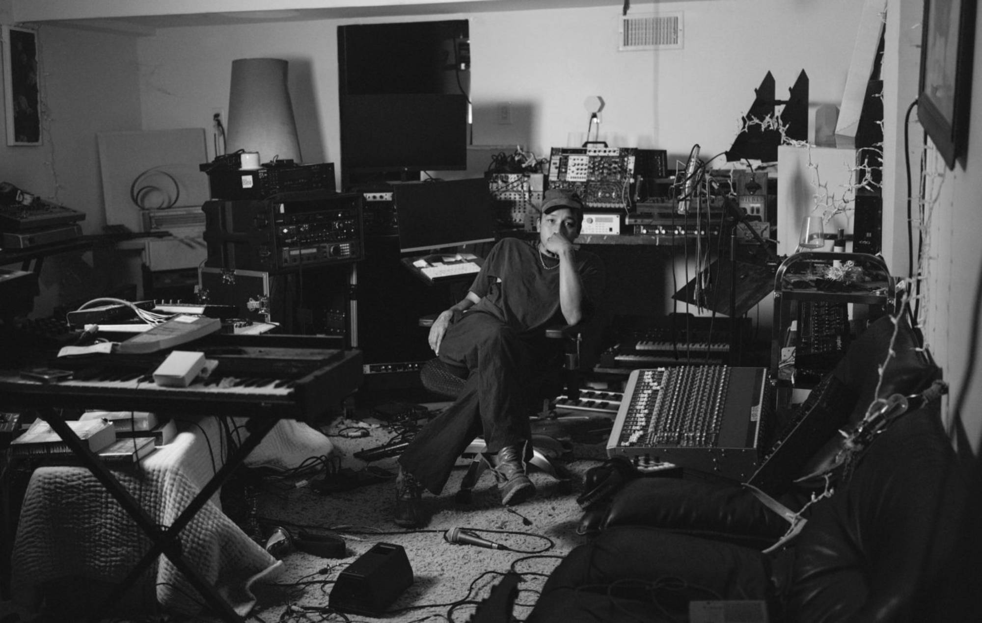 Se Dijon opføre 'Baby!' medley på 'SNL'