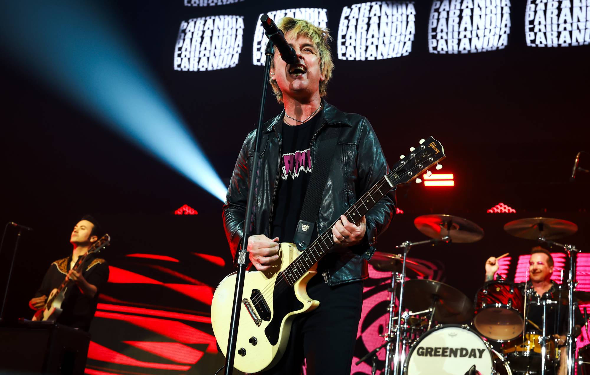 Se Green Days Billie Joe Armstrong levere joke-nedtælling ved tilbagevenden til iHeartRadio Festival efter berygtet nedsmeltning i 2012