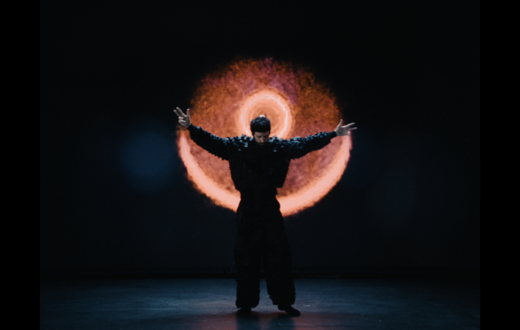 Kasabian om at slå sig sammen med Calvin Harris til 'Release The Pressure': "Banger incoming. Hotel vibes"