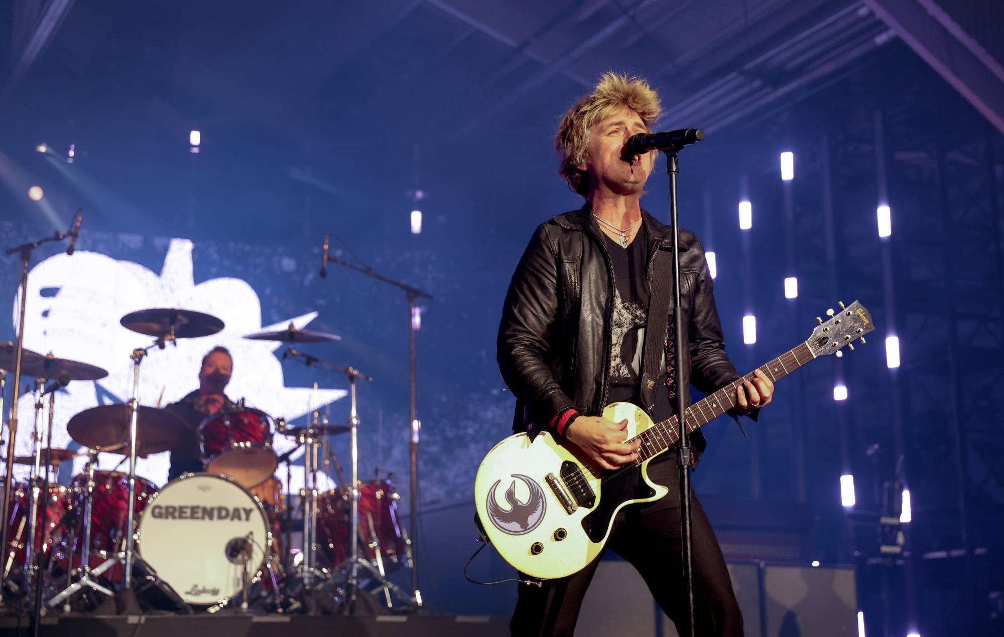 Green Days Billie Joe Armstrong fortæller ICE-agenter, at de skal "opgive deres lorte røv-job" forud for Super Bowl-åbningsceremonien