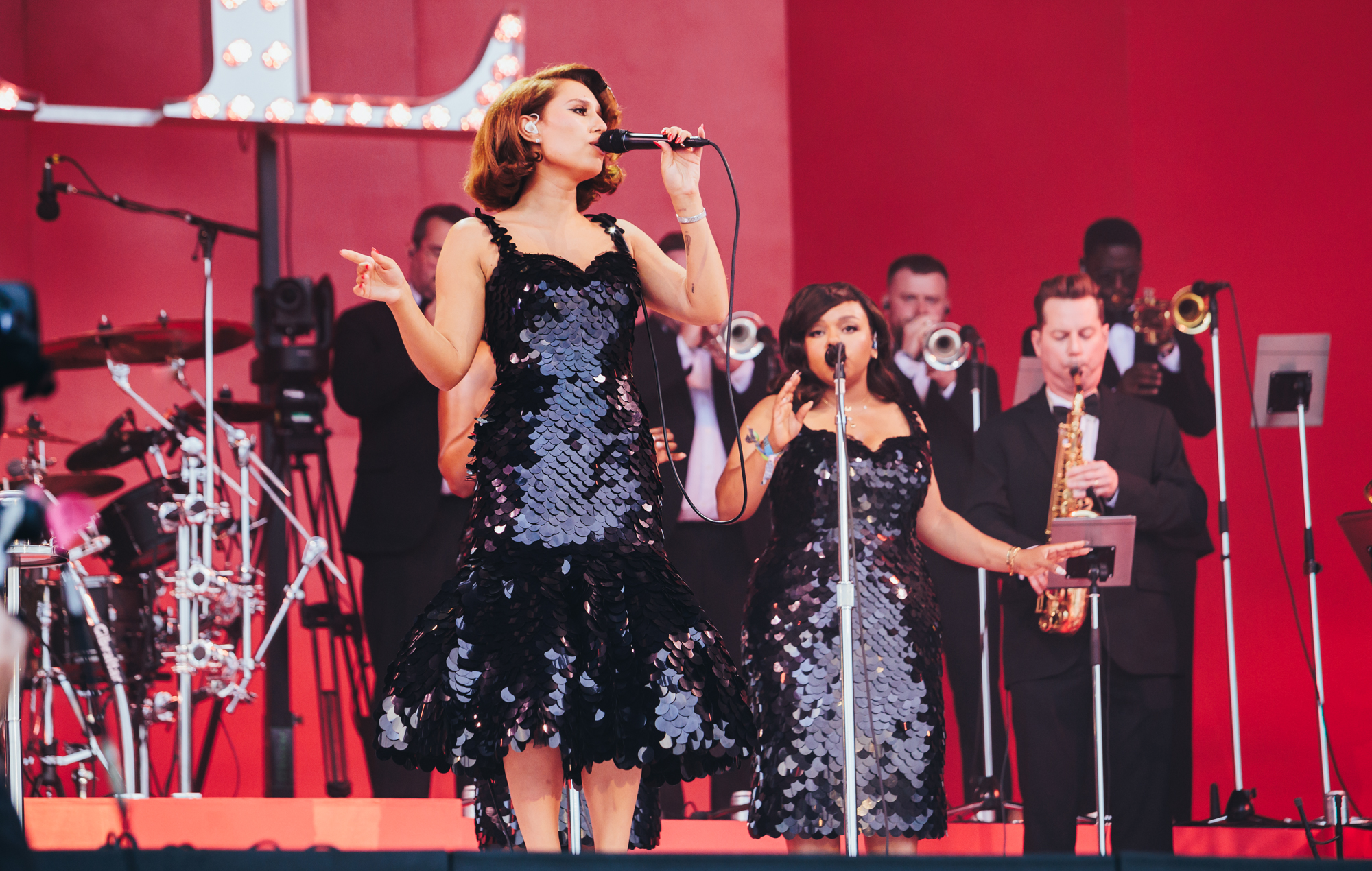 RAYE slutter sig til en stablet række af kunstnere ved BRIT Awards 2026