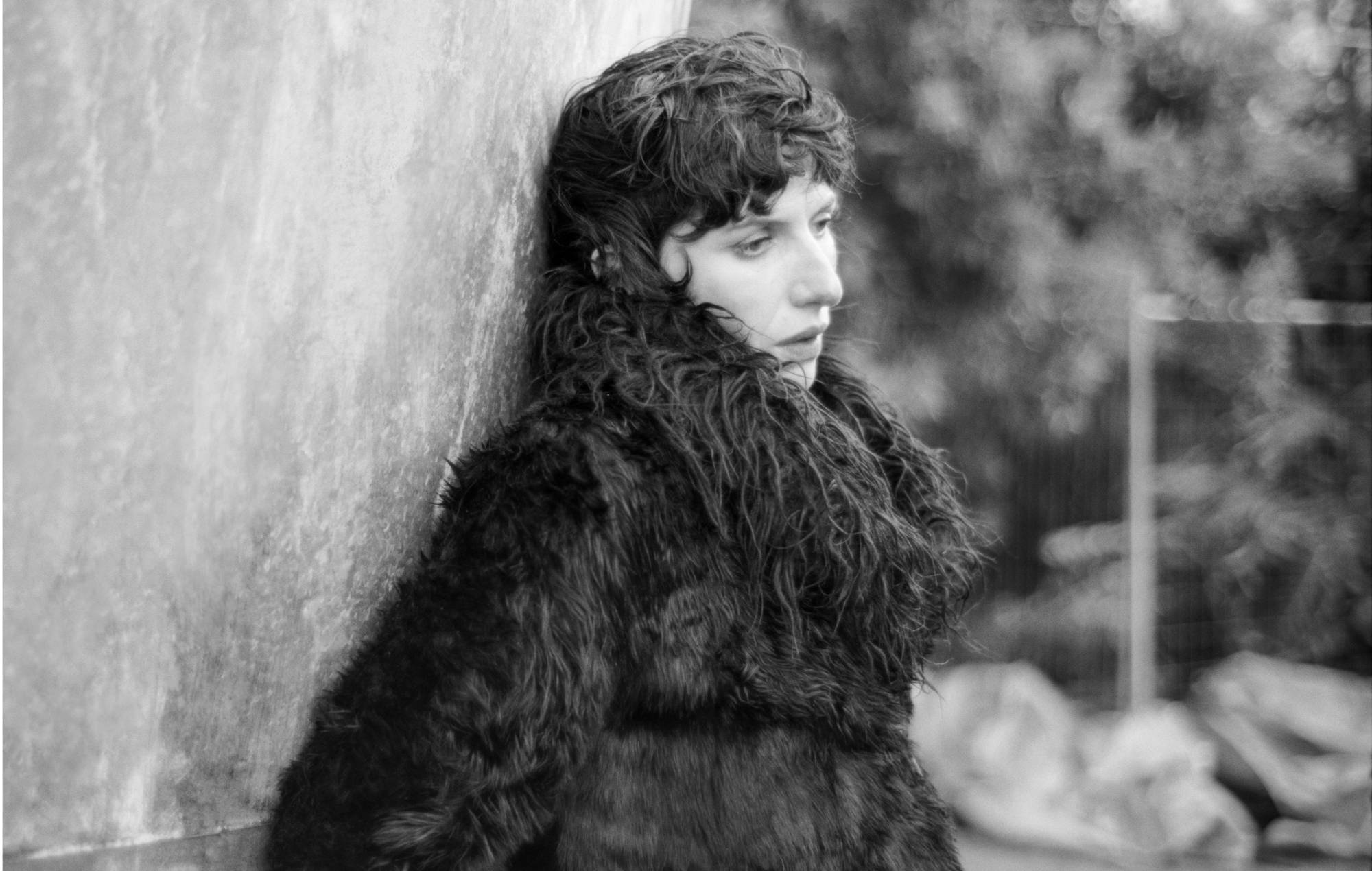 Aldous Harding annoncerer nyt album 'Train On The Island' med enigmatisk single 'One Stop'