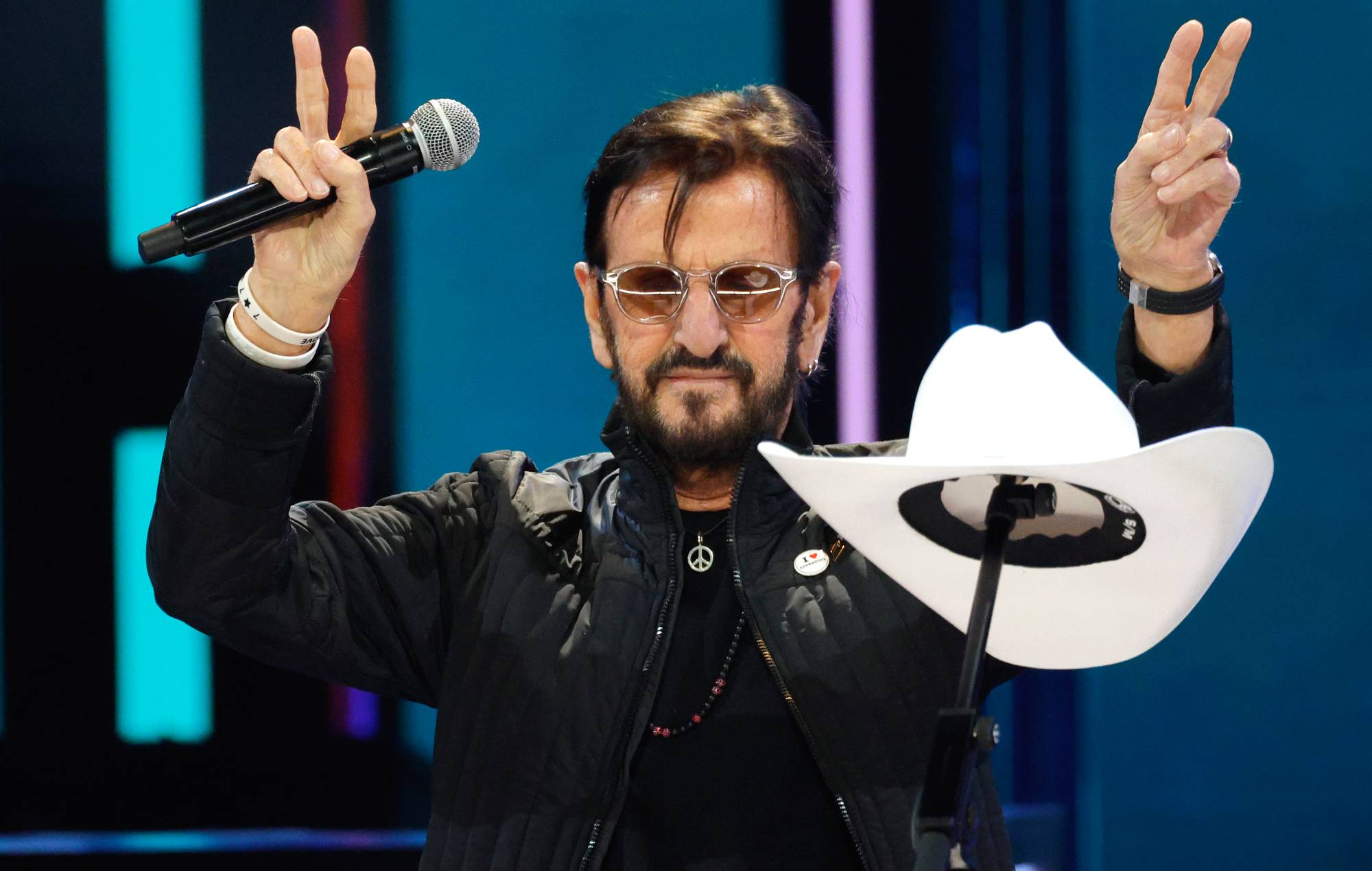 Ringo Starr annoncerer nyt album 'Long Long Road' med Billy Strings, Sheryl Crow og St. Vincent