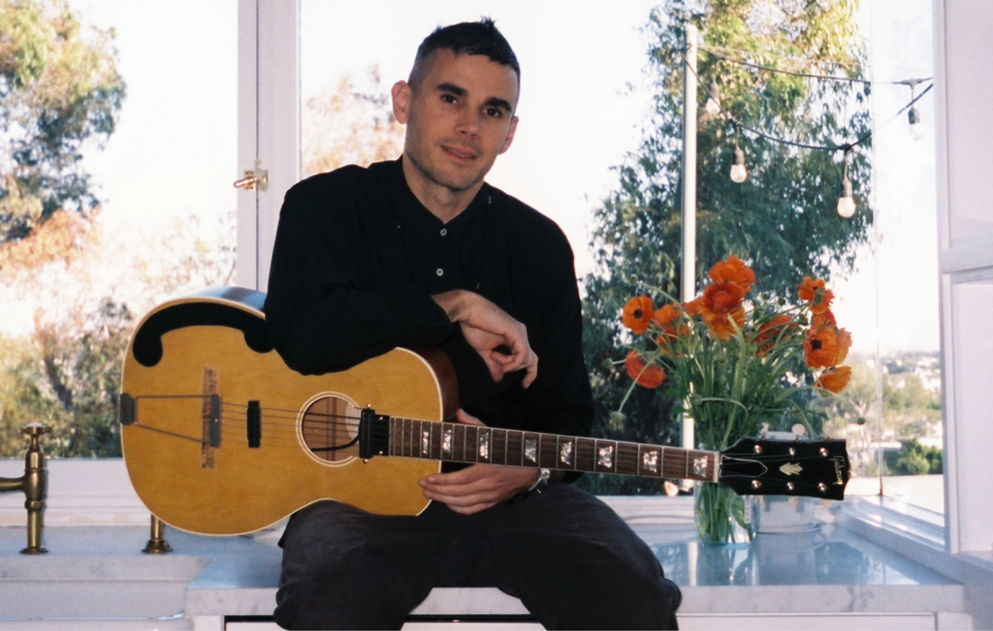 Rostam slår sig sammen med Clairo og Tobias Jesso Jr for at afspejle hans iransk-amerikanske identitet på det nye album 'American Stories'