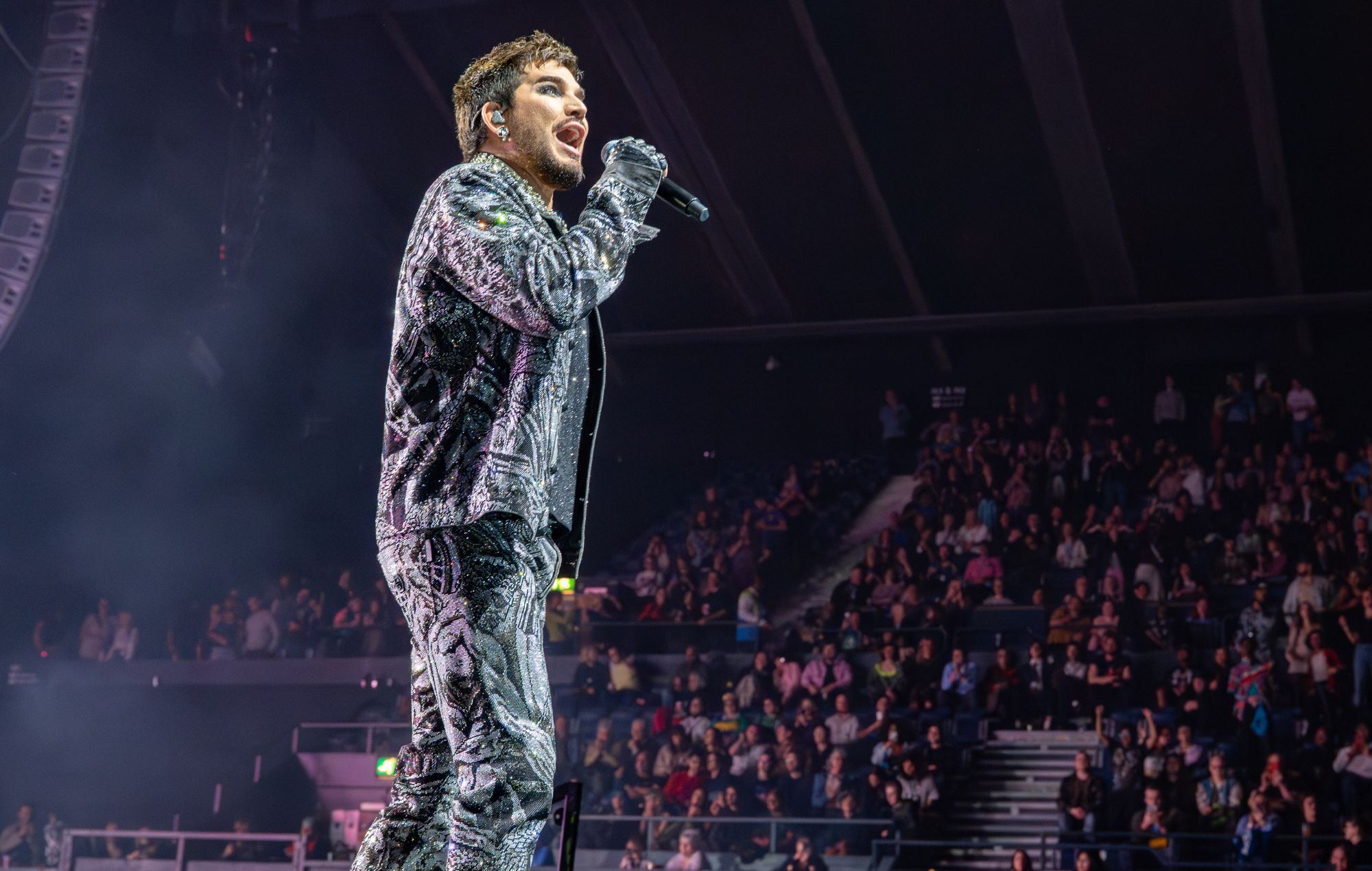 Adam Lambert fortæller os om kommende ny musik, og hvorfor kunstnere skal "bruge deres platforme til det større gode"