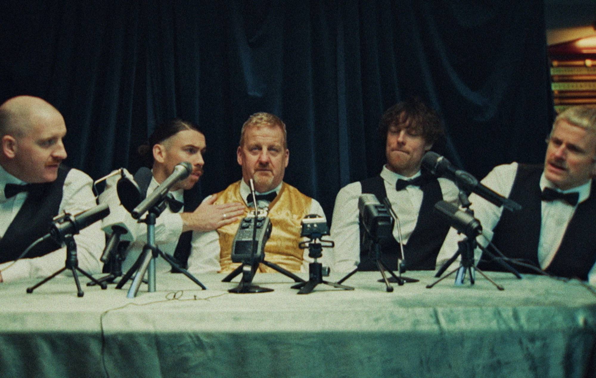 Irske punkere The Scratch deler brændende, men reflekterende ny single 'Gladrags'