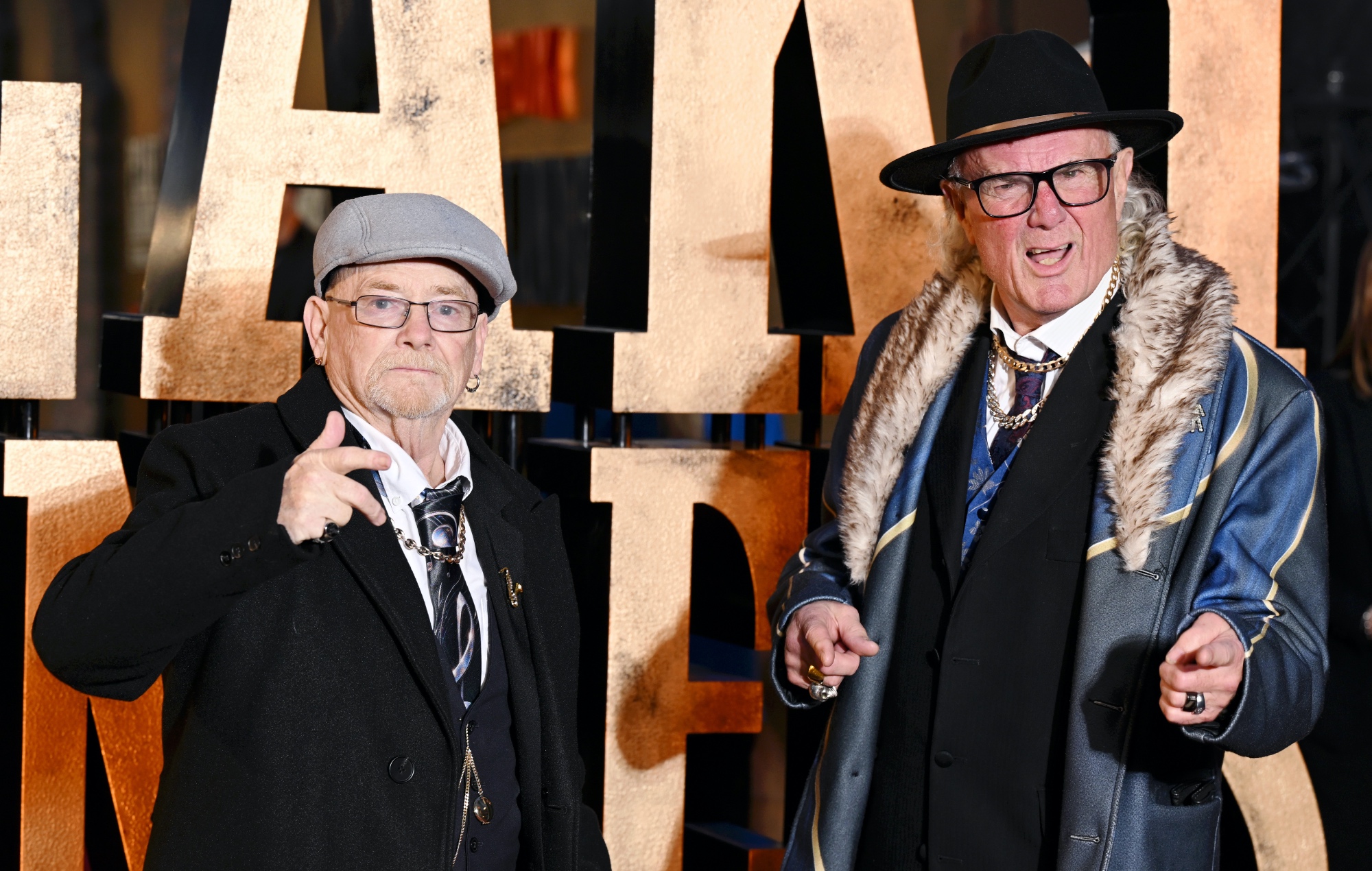 Pete fra OAP-rapduoen Pete & Bas besvimer, mens han hænger fra loftet i sele til koncerten i Chicago