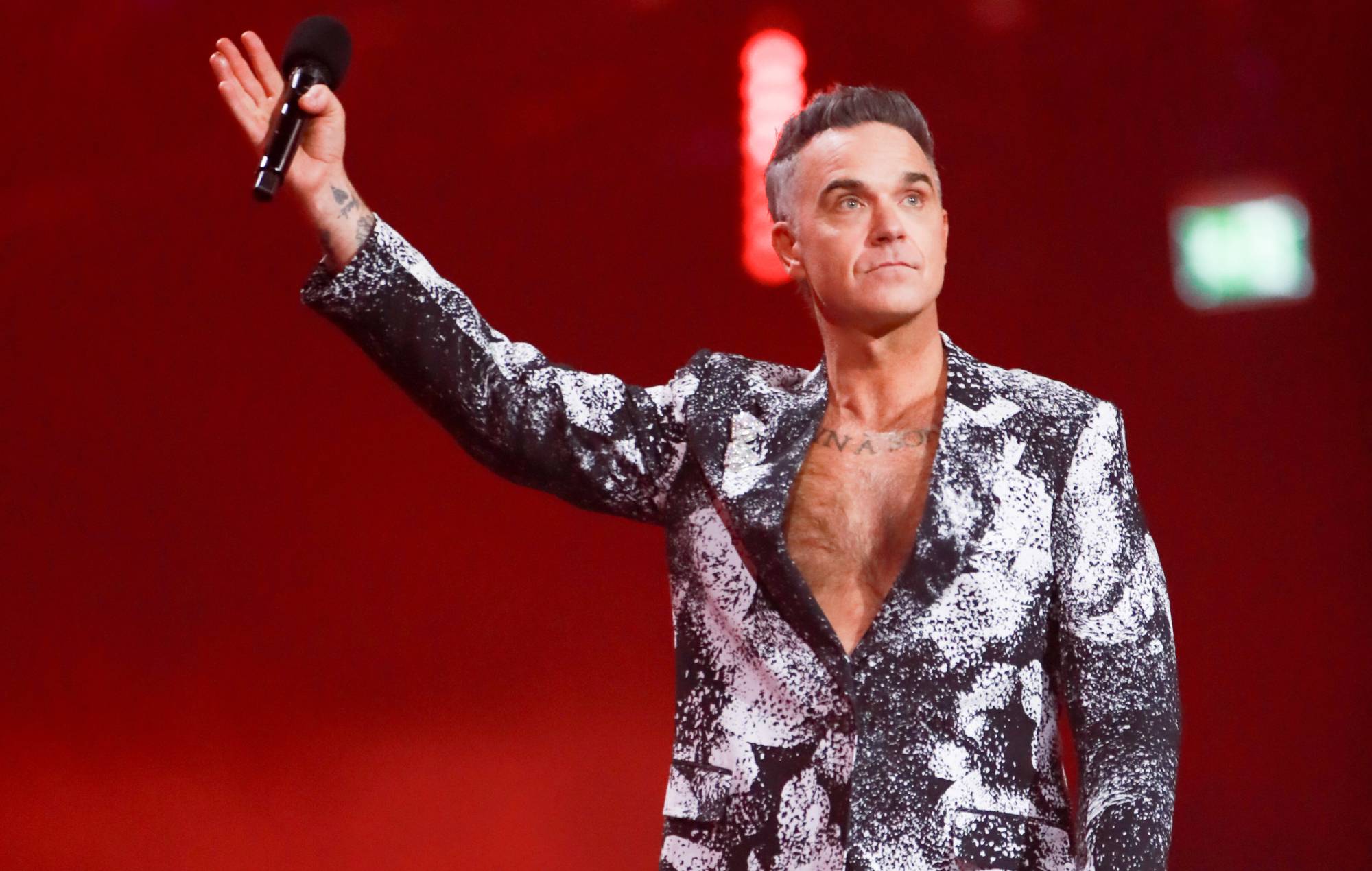 Se Robbie Williams lede Ozzy Osbourne hyldest ved BRITs 2026 med 'No More Tears'
