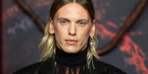 ‘Stranger Things’-stjernen Jamie Campbell Bower deler dramatisk ny single ‘Waiting For Your Love’