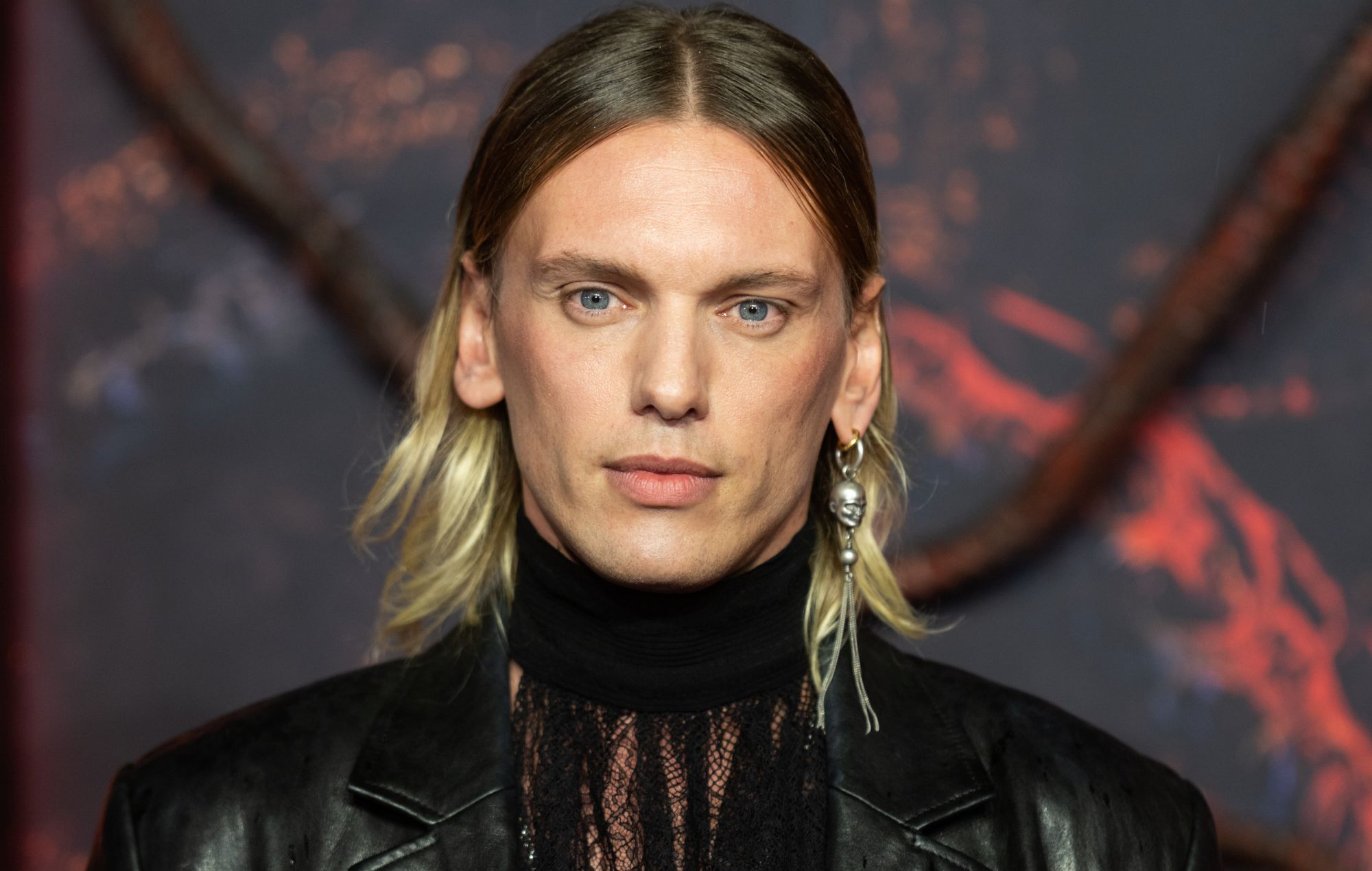 'Stranger Things'-stjernen Jamie Campbell Bower deler dramatisk ny single 'Waiting For Your Love'