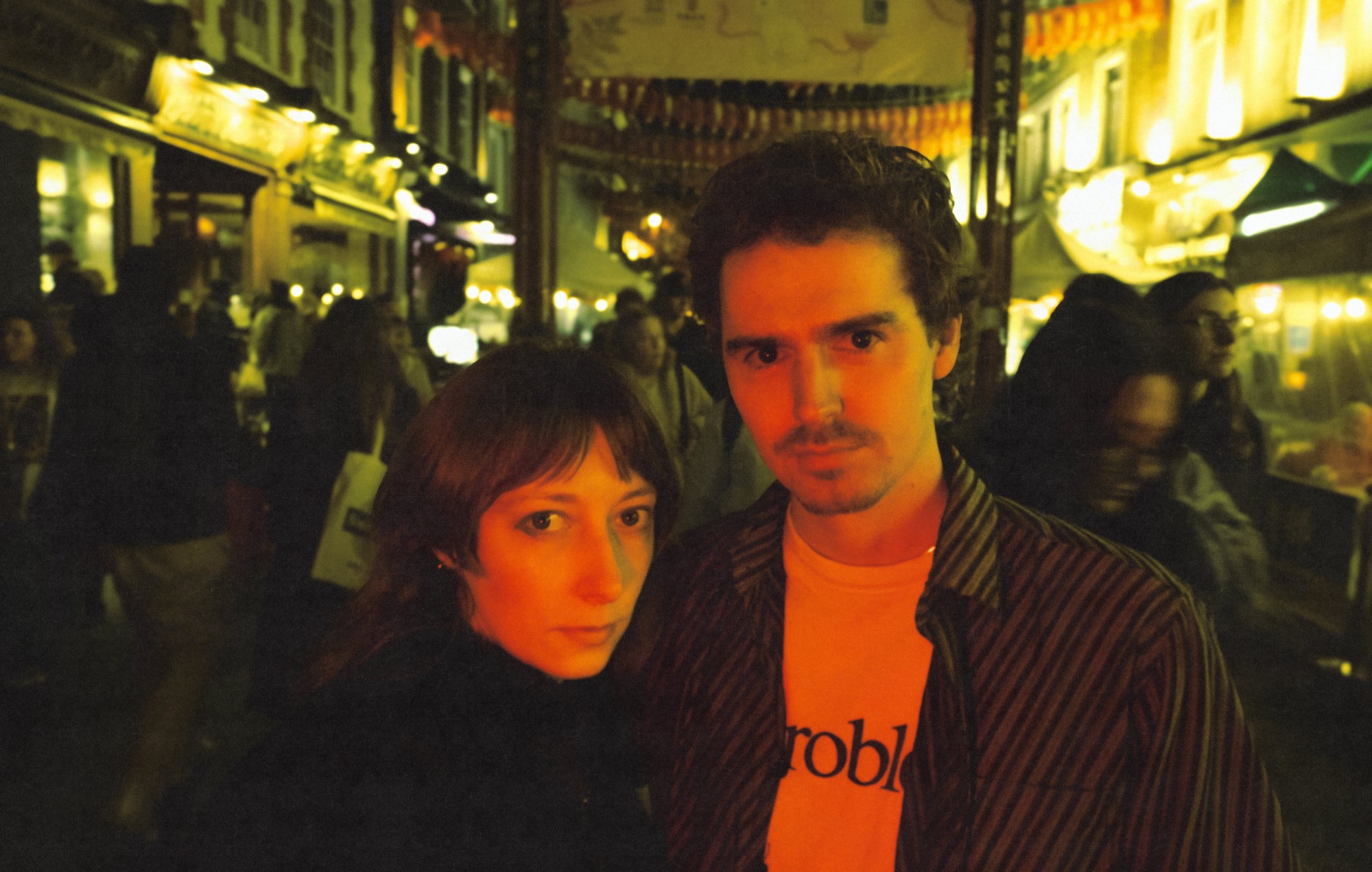 dekadent, friløbende fest understøttet af ægte menneskelighed