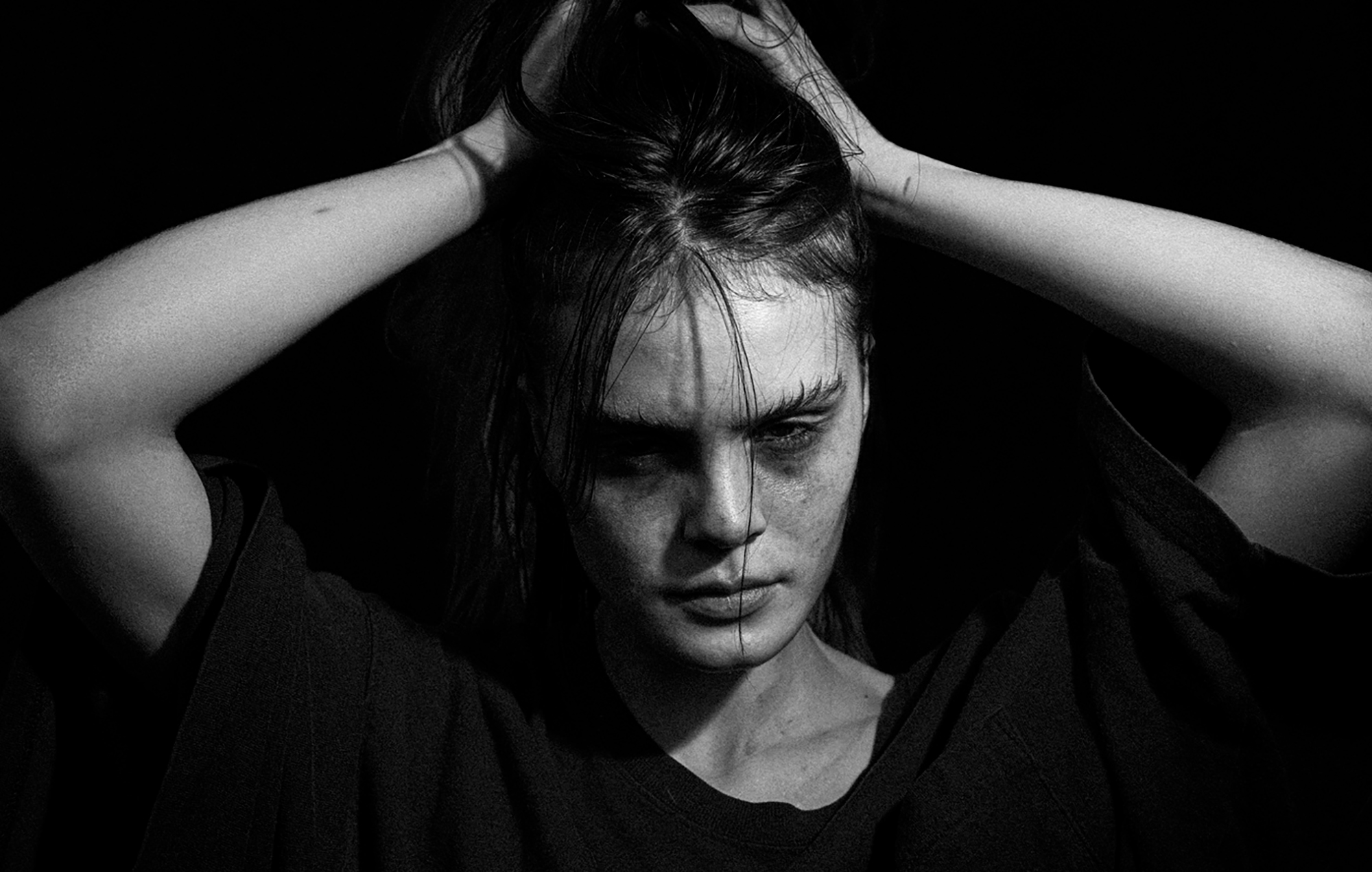 Sofia Isella kigger ind i afgrunden