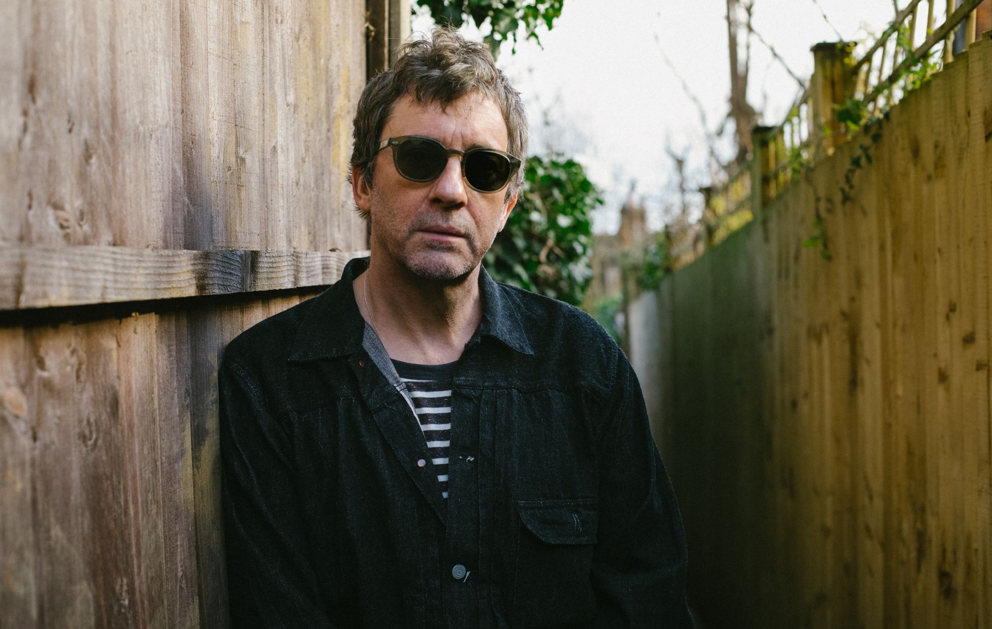 Graham Coxon udgiver albummet 'Castle Park', som han aldrig har hørt før 2011, da han genudgiver solokataloget