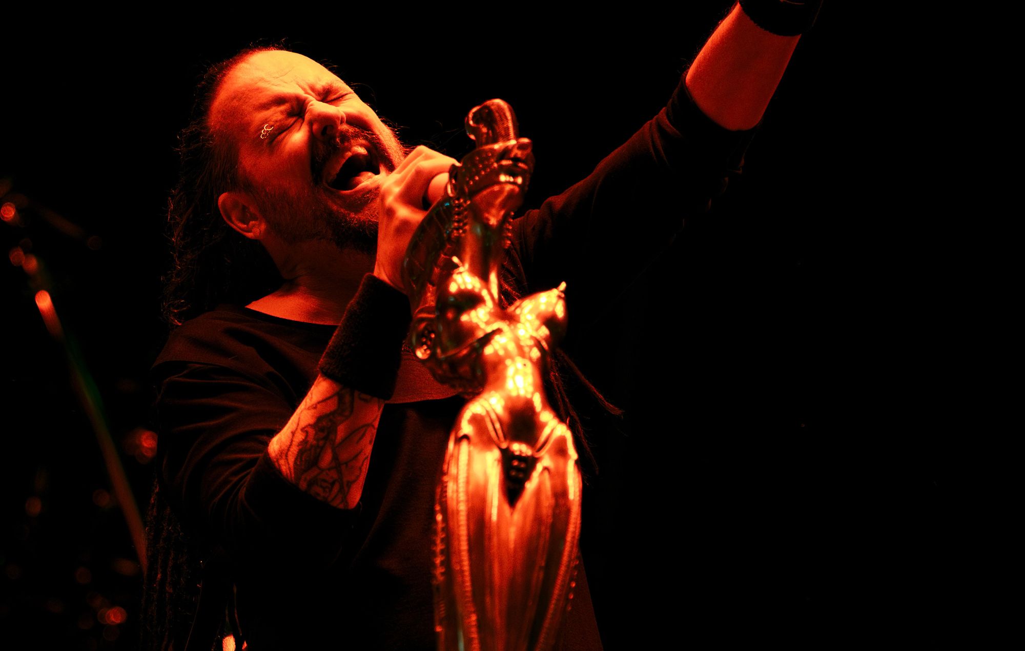 Se KoRn spille den nye sang 'Reward The Scars' live for første gang for 50.000 mennesker på Sick New World