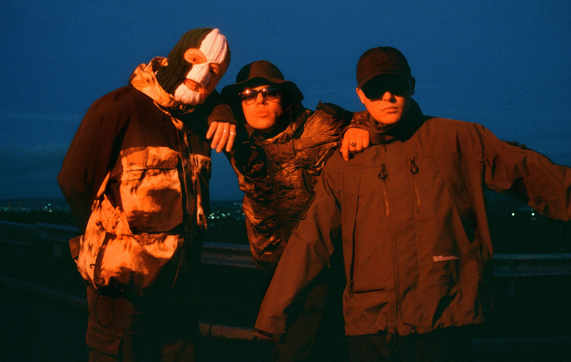 overskrifts-gribende trio når magt og modenhed