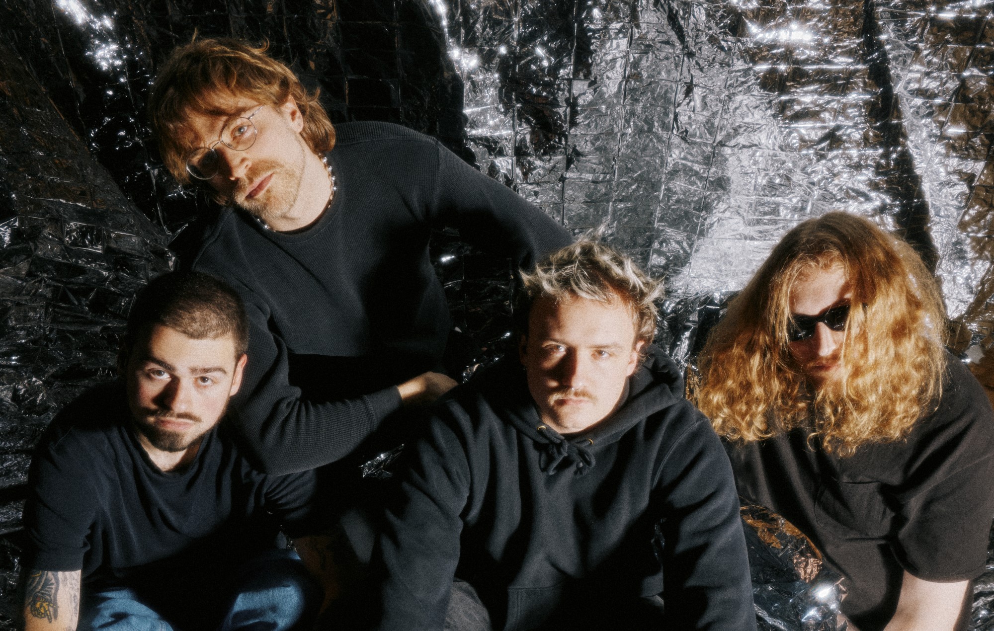 en byge af kaos, paranoia og ætsende begær