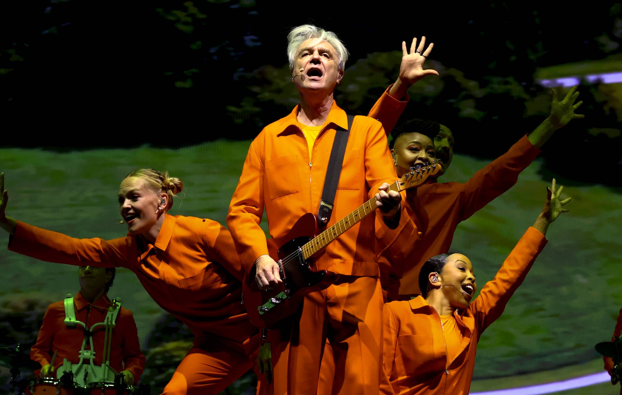 David Byrne bringer masser af Talking Heads-klassikere frem ved det teatralske Coachella 2026-sæt