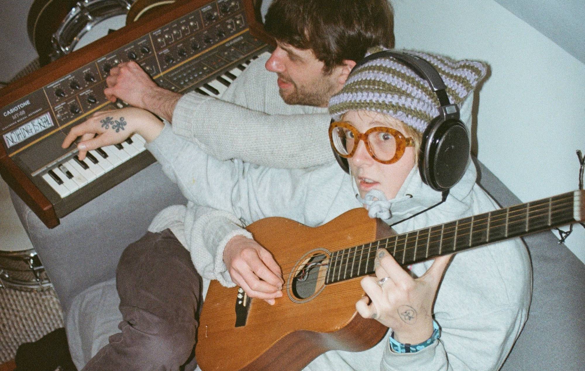 Lily Wolter fra Penelope Isles annoncerer debutalbummet 'A Moment In My Eyes' som My Precious Bunny med singlen 'KookieCannibal'