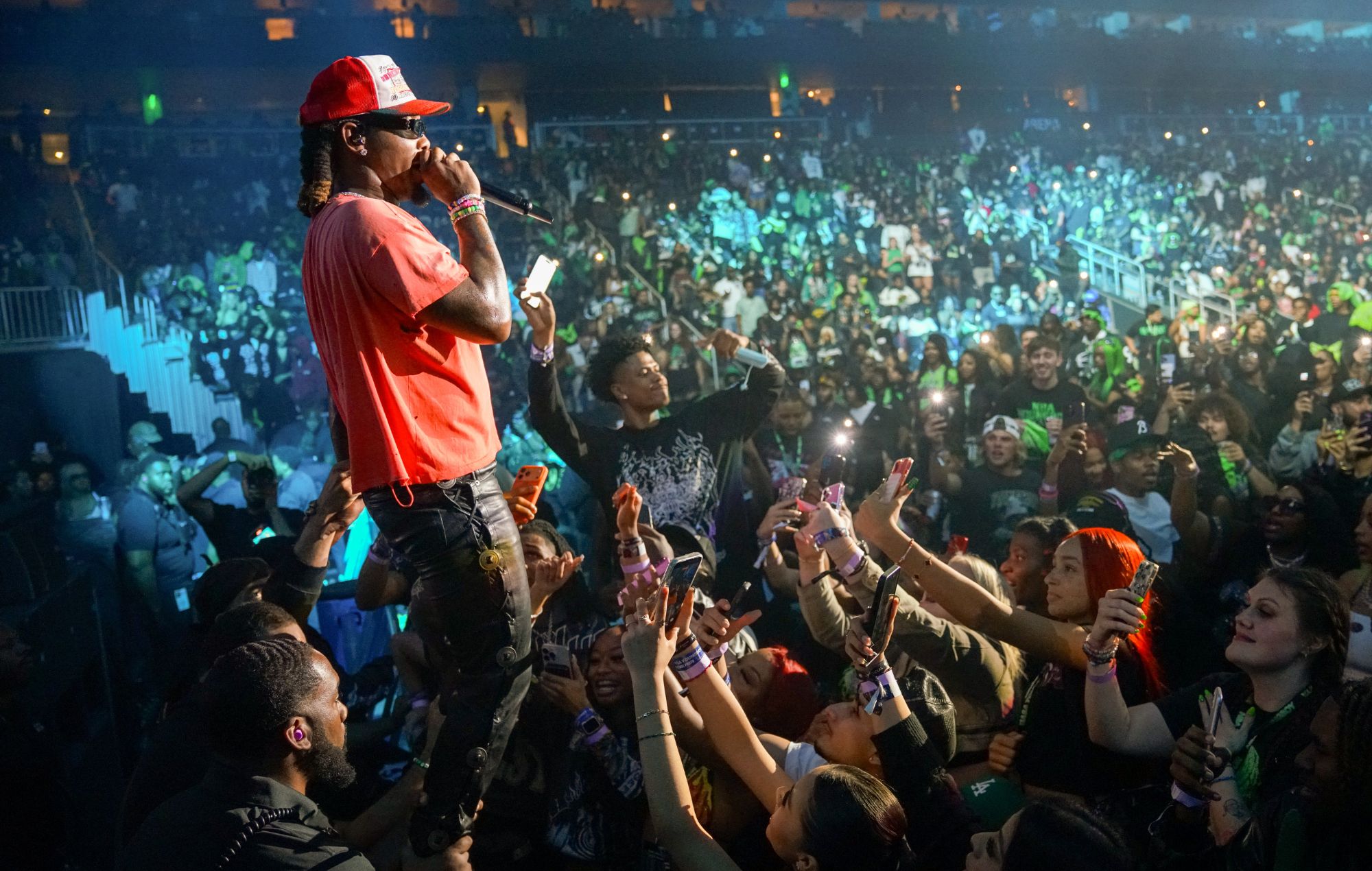 Offset optræder på scenen i kørestol til første optræden, siden han blev skudt